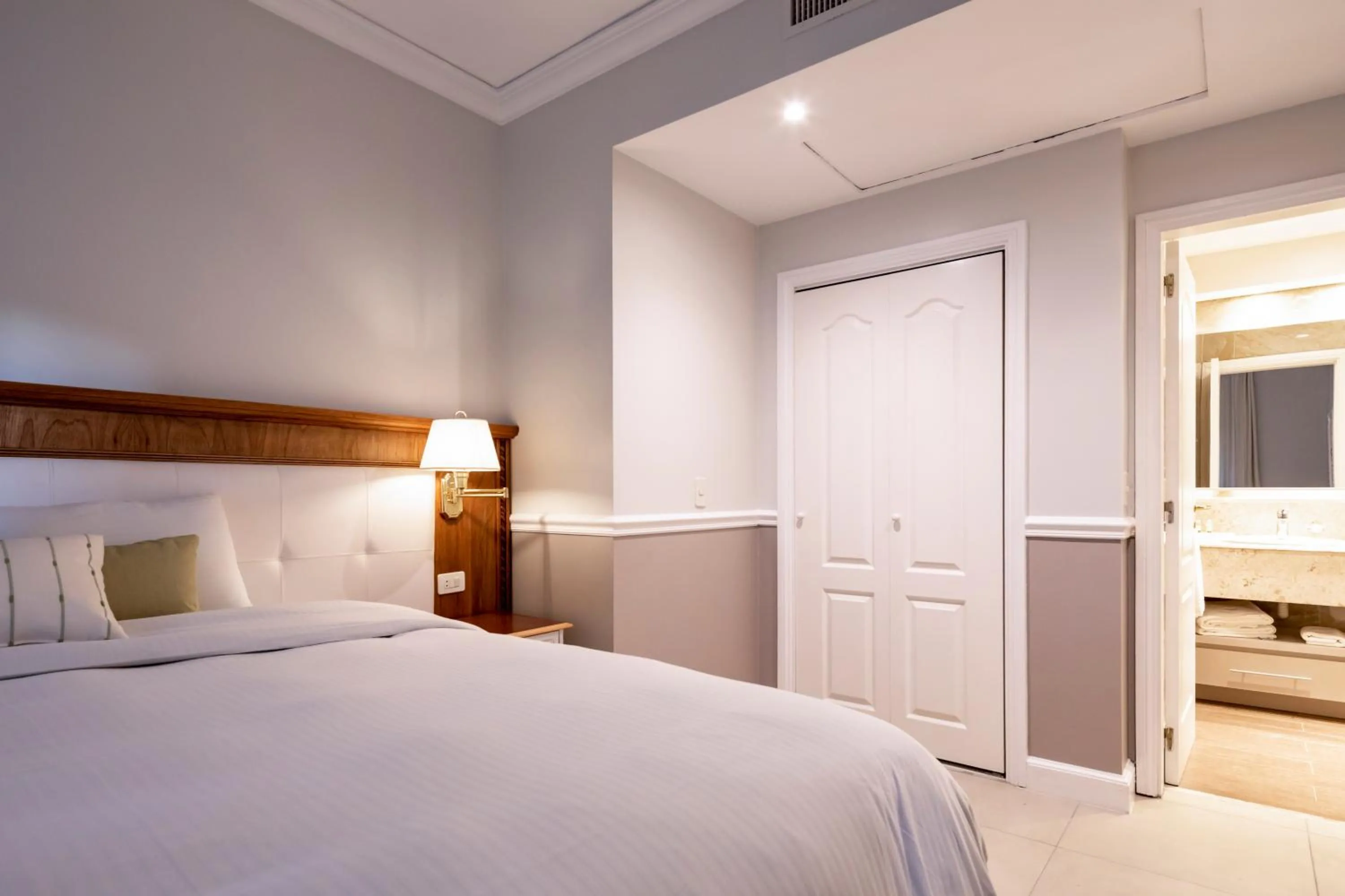 Bed in Hotel Villa Morra Suites