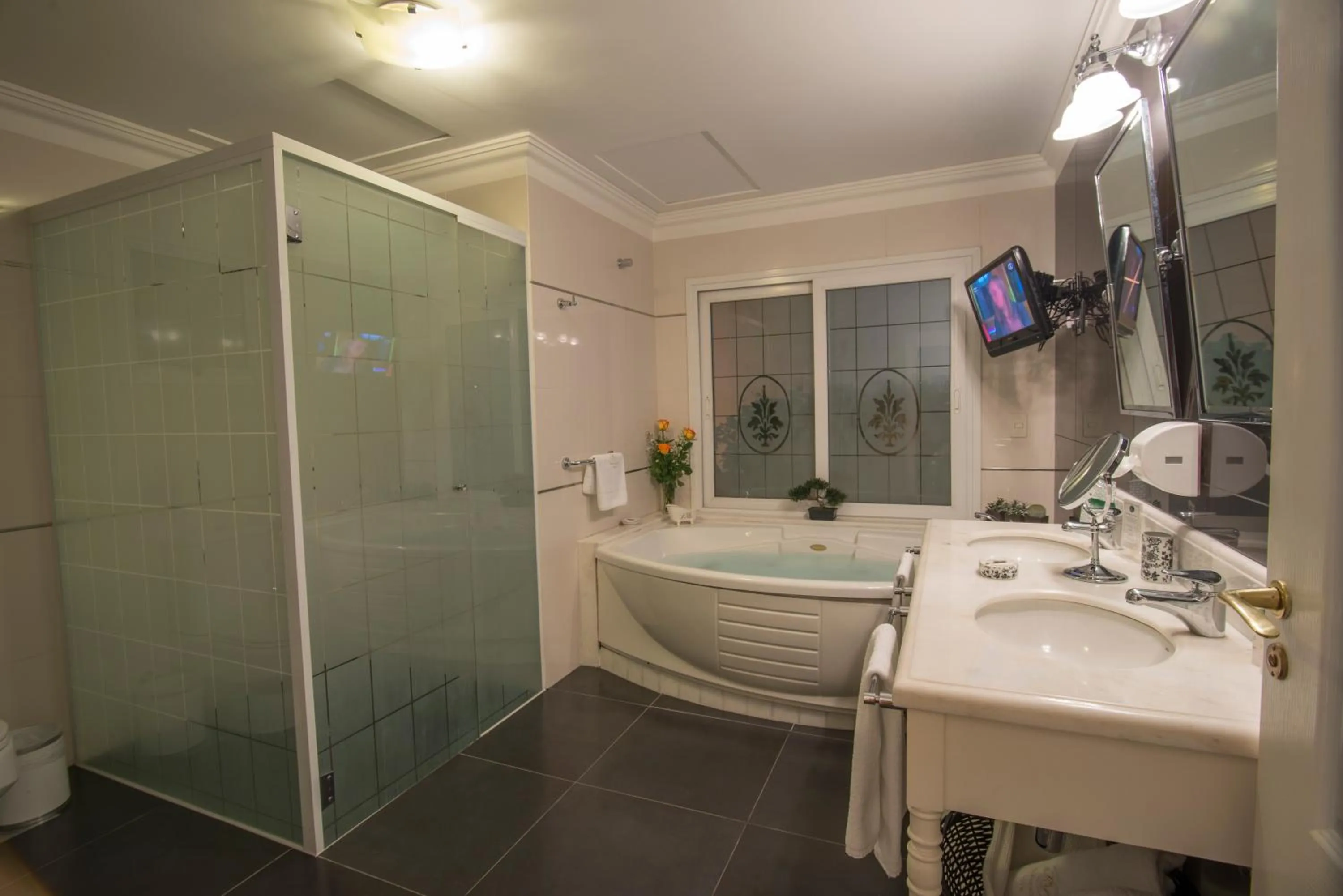 Bathroom in Hotel Villa Morra Suites
