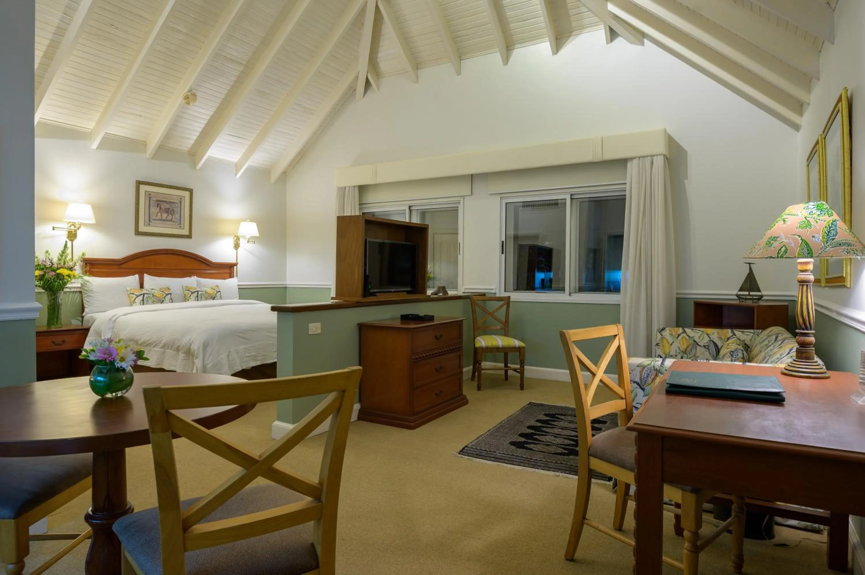 Seating area in Hotel Villa Morra Suites