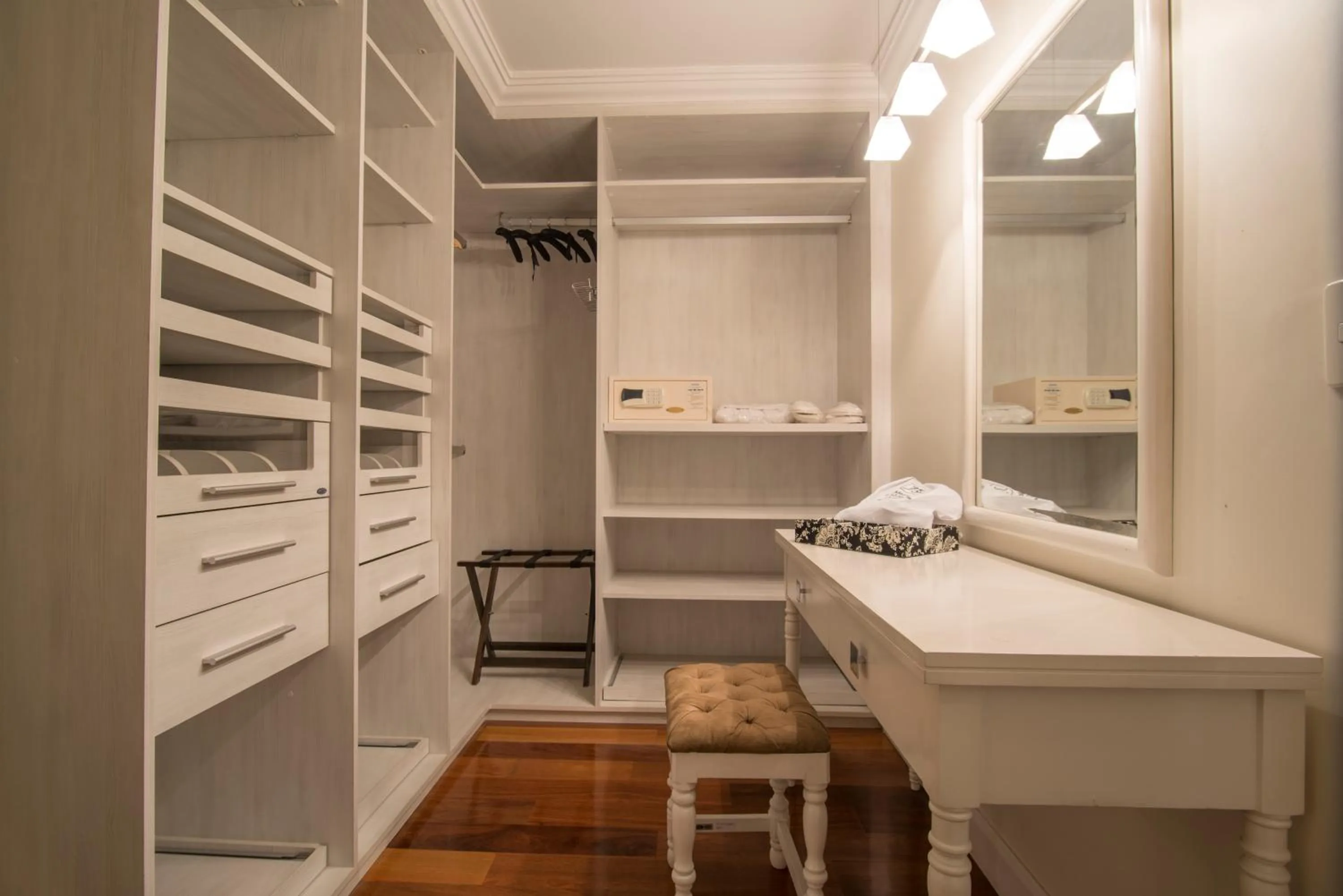 Bedroom, Bed in Hotel Villa Morra Suites