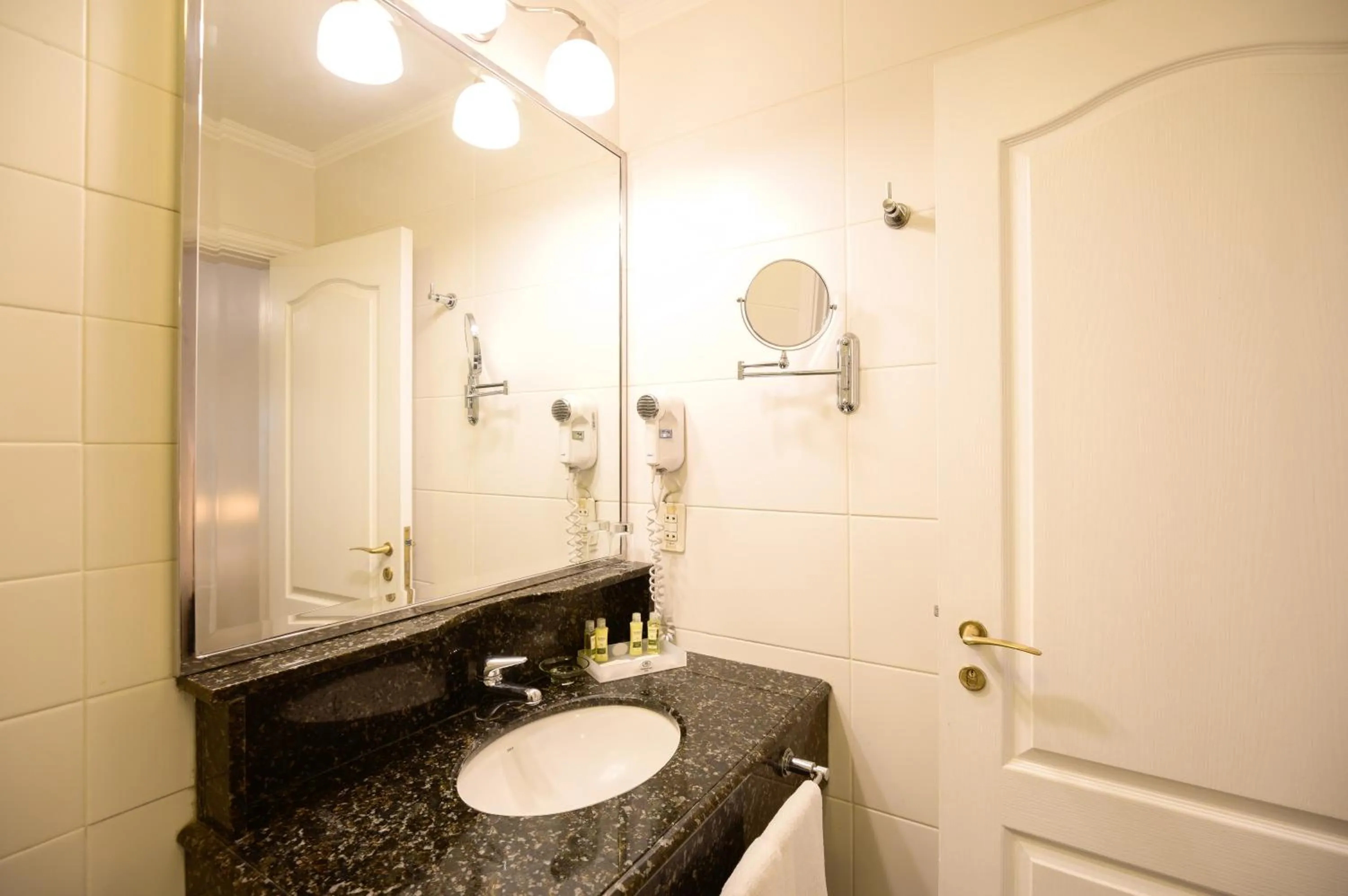 Bathroom in Hotel Villa Morra Suites