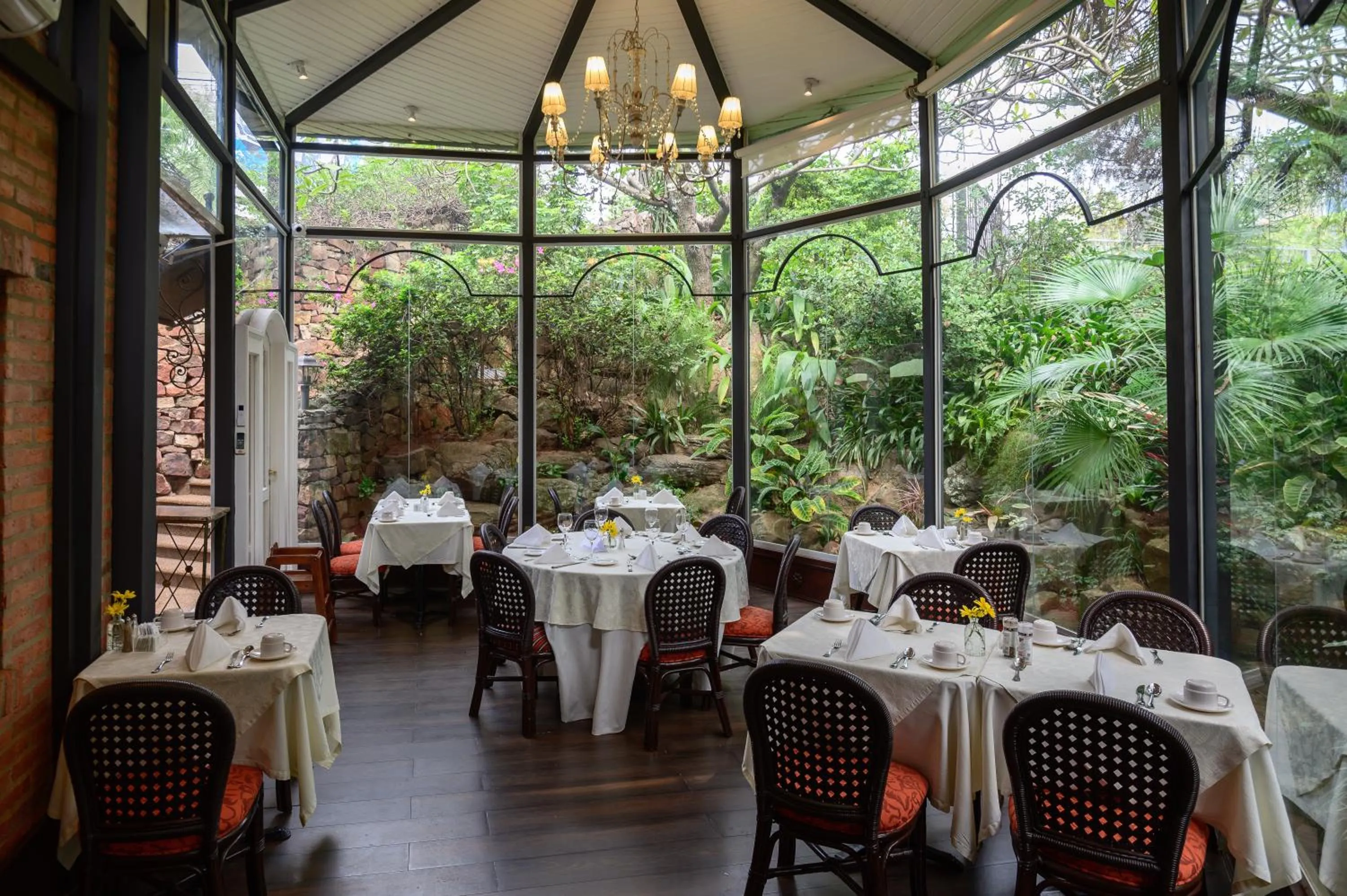 Restaurant/places to eat in Hotel Villa Morra Suites