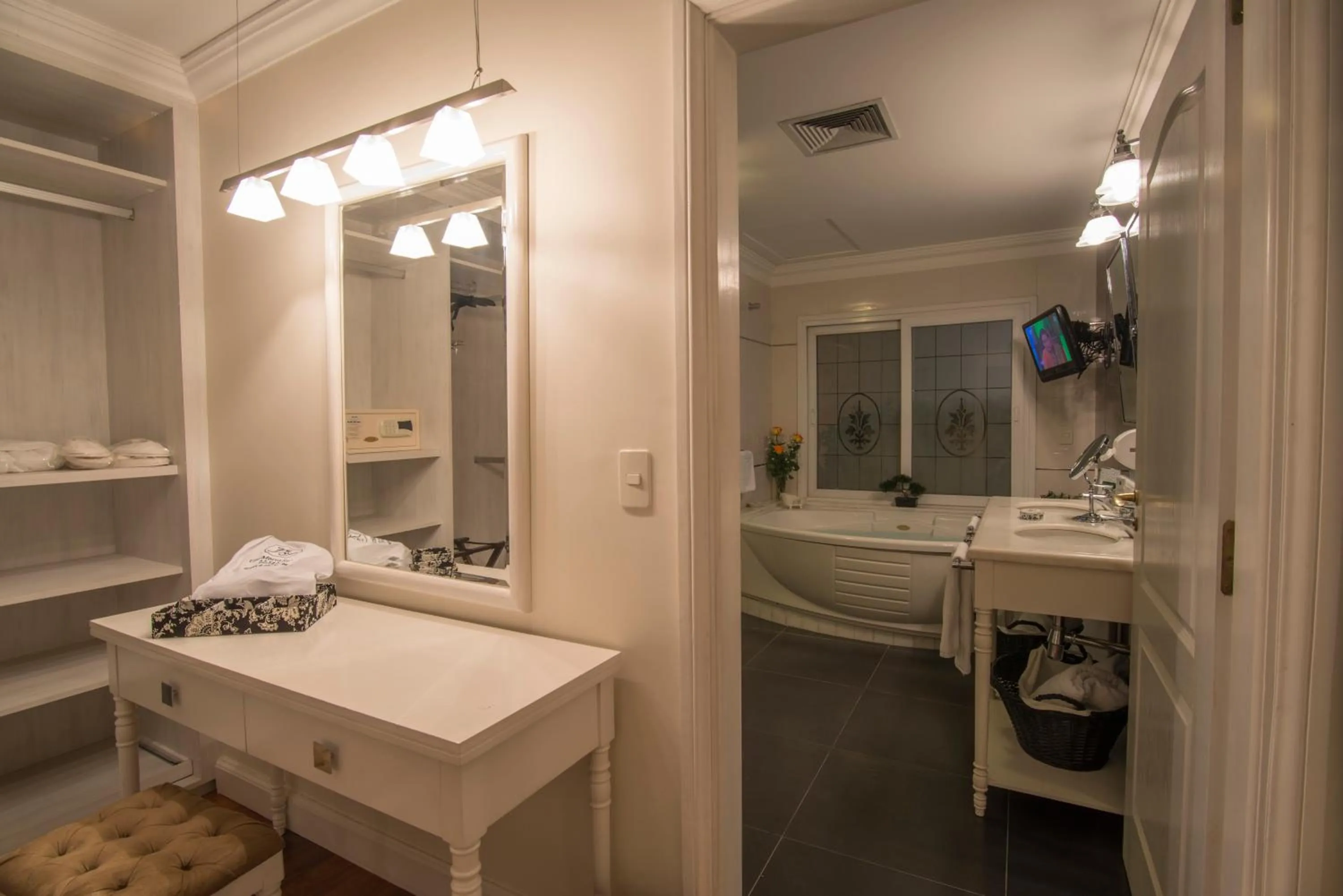 Bath in Hotel Villa Morra Suites