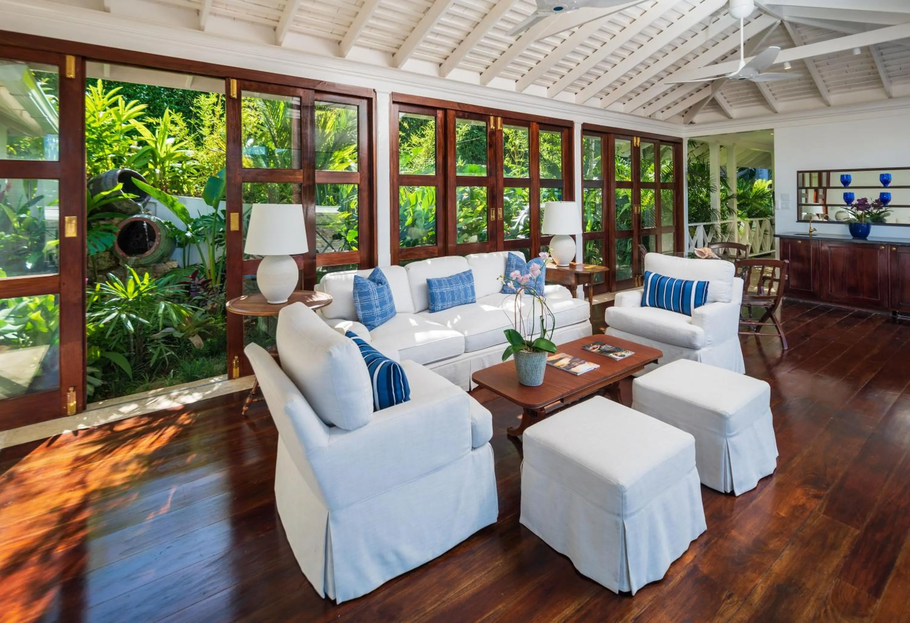 Seating area in Round Hill Hotel & Villas