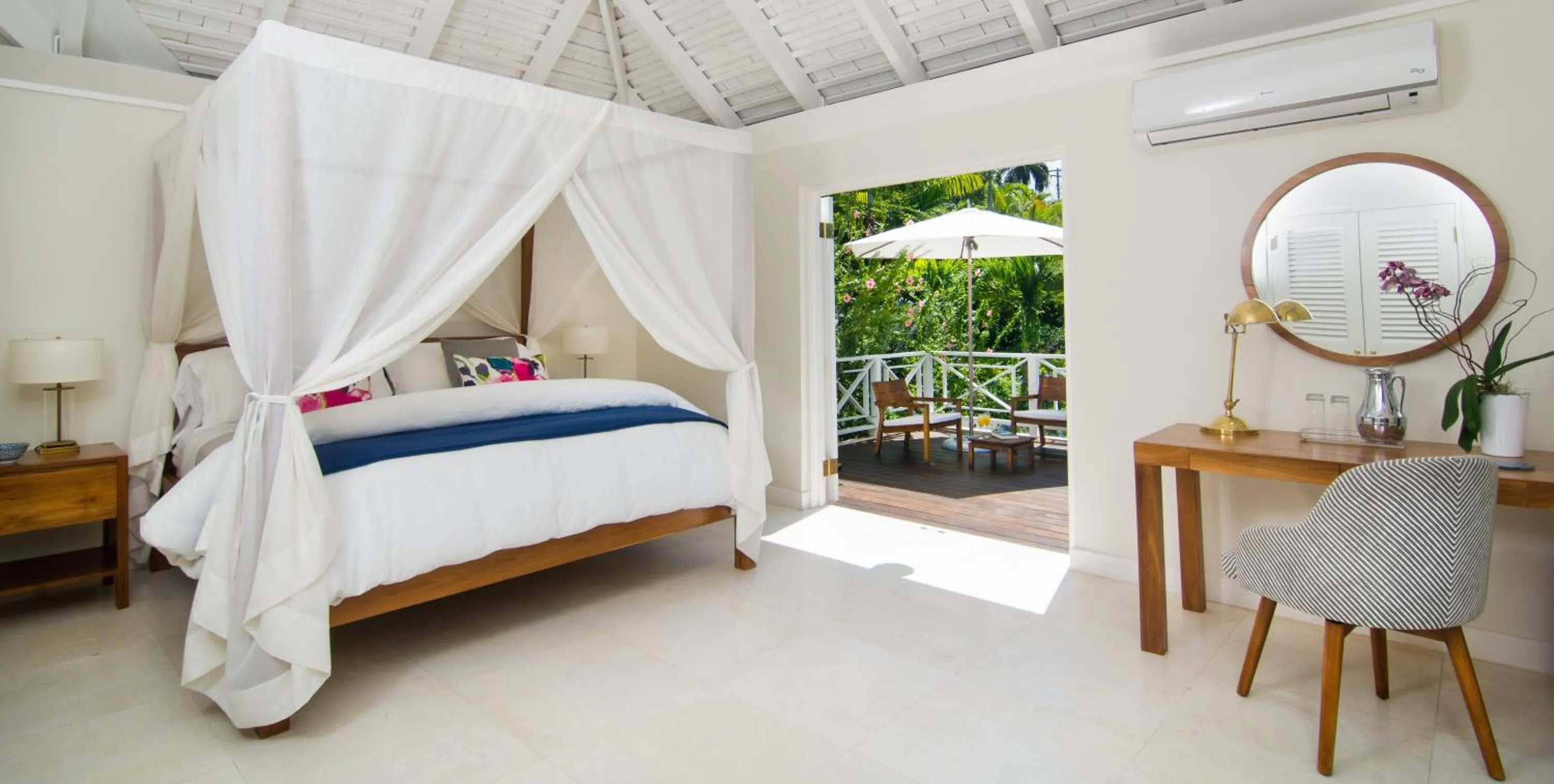 Photo of the whole room, Bed in Round Hill Hotel & Villas