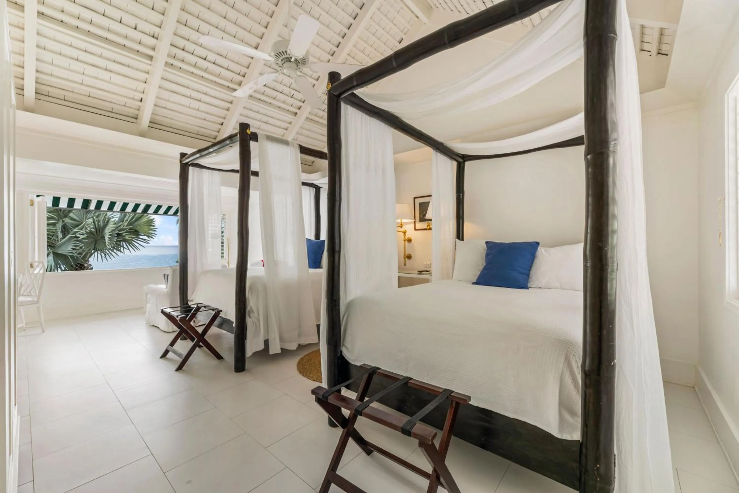 Bed in Round Hill Hotel & Villas