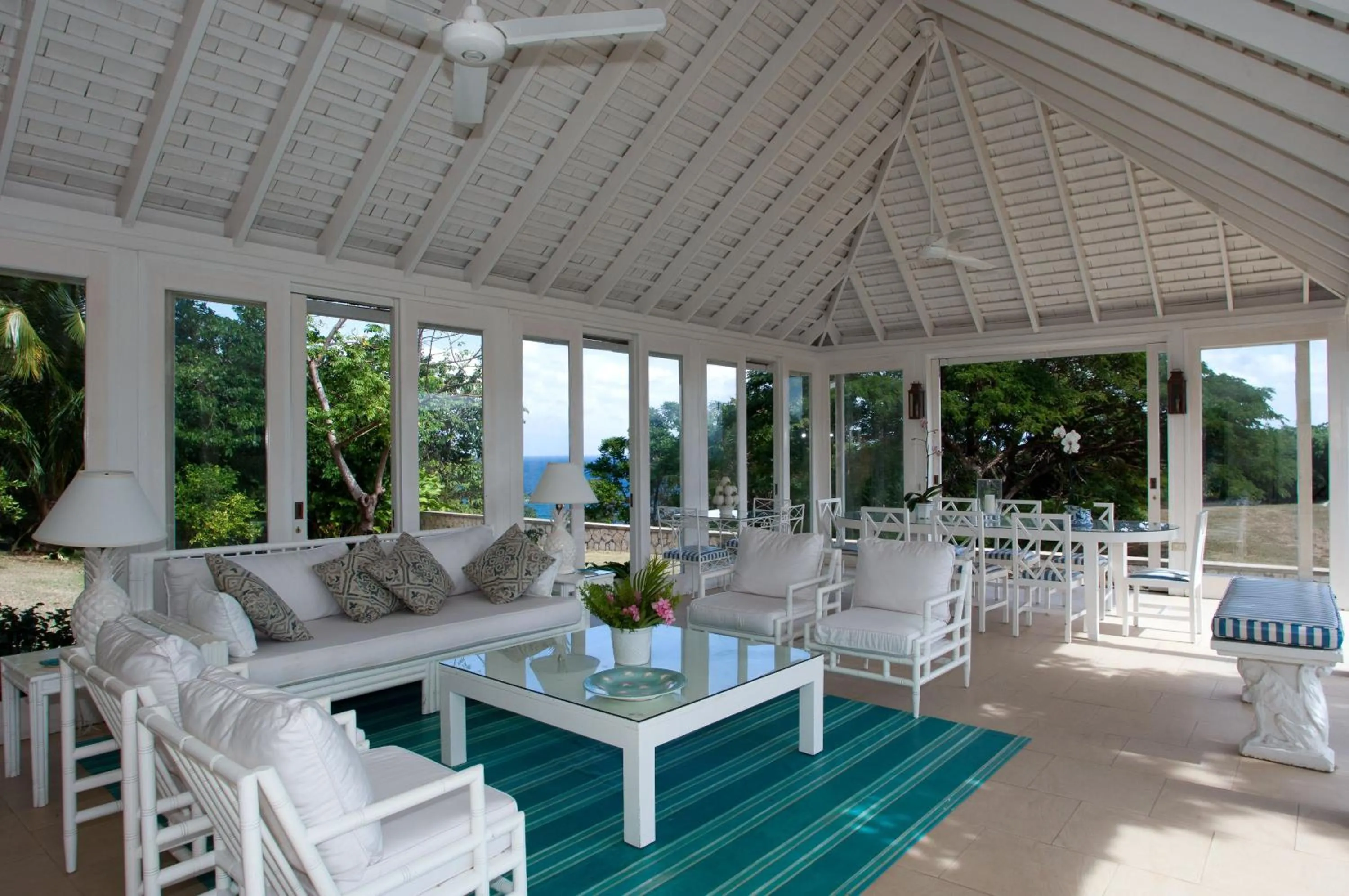 Seating area in Round Hill Hotel & Villas