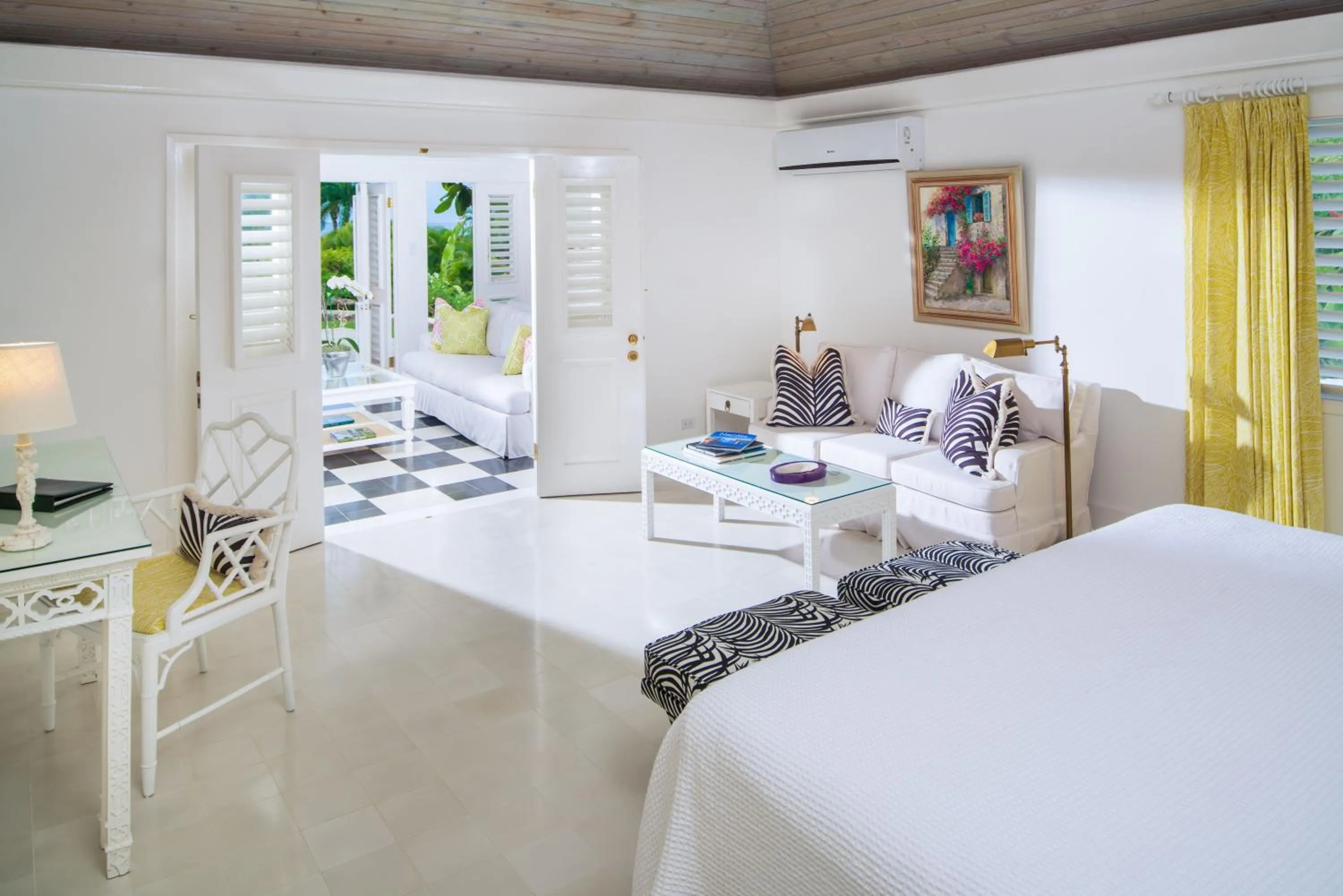 Bedroom, Bed in Round Hill Hotel & Villas