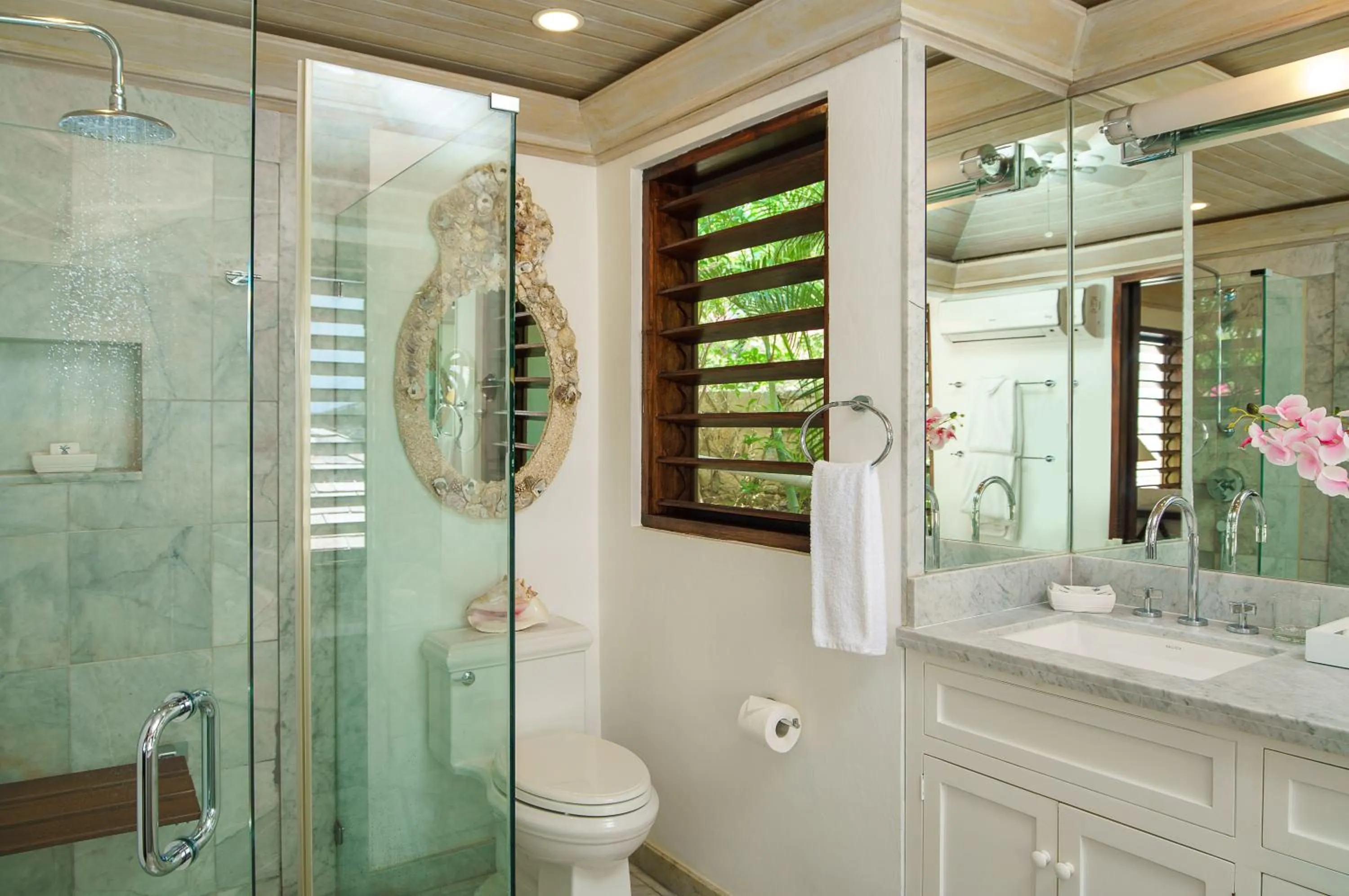 Bathroom in Round Hill Hotel & Villas