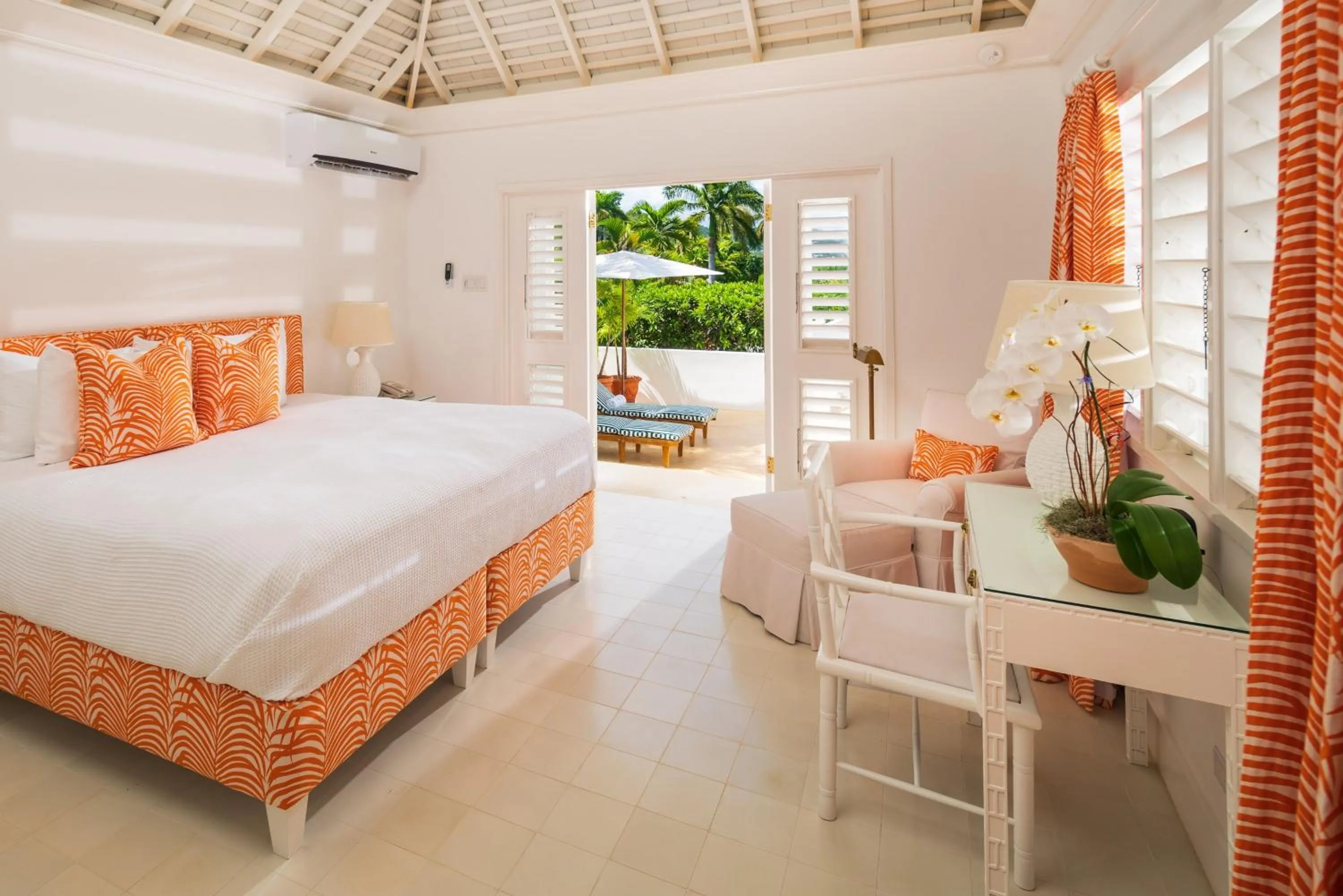 Bedroom, Bed in Round Hill Hotel & Villas