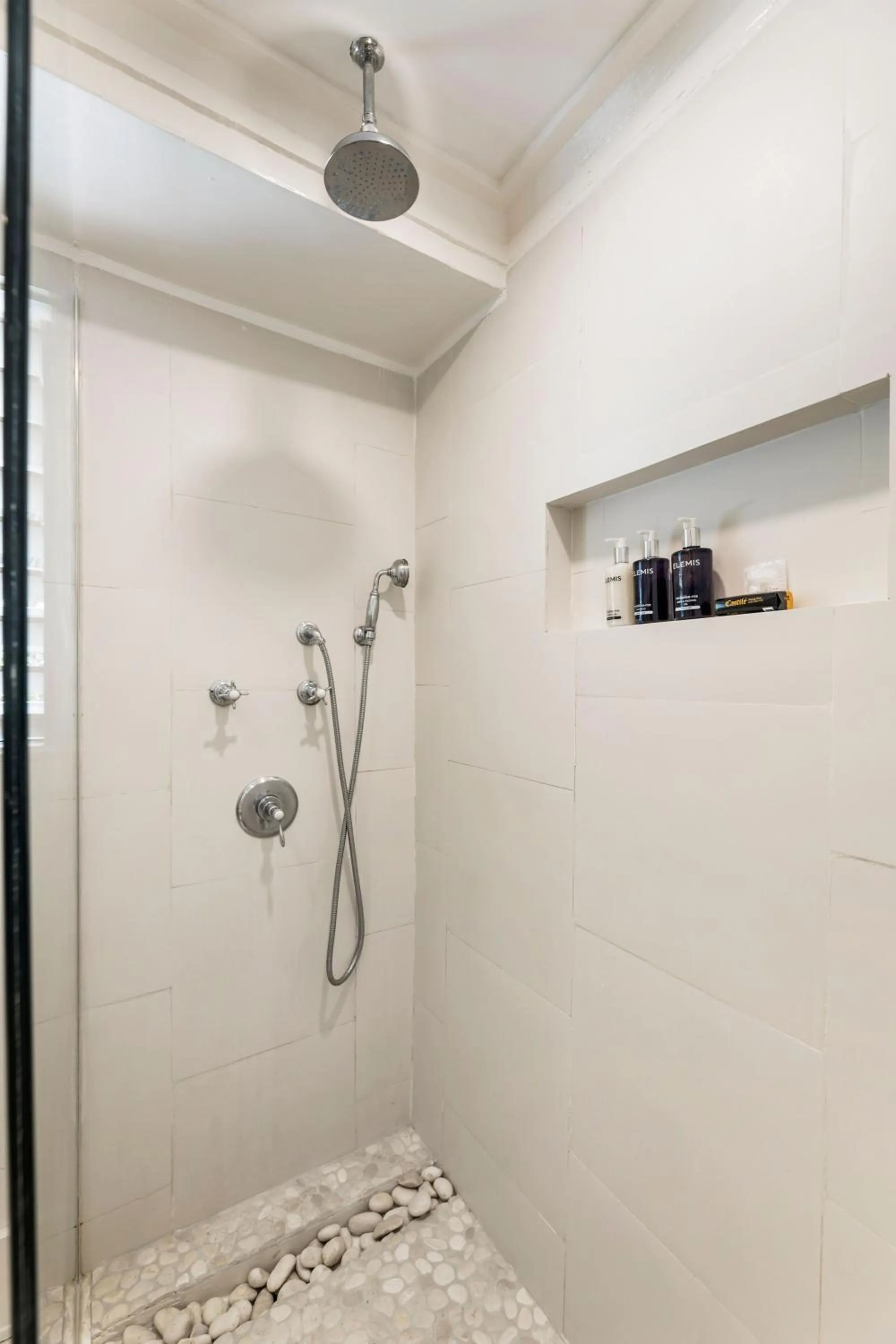 Shower in Round Hill Hotel & Villas