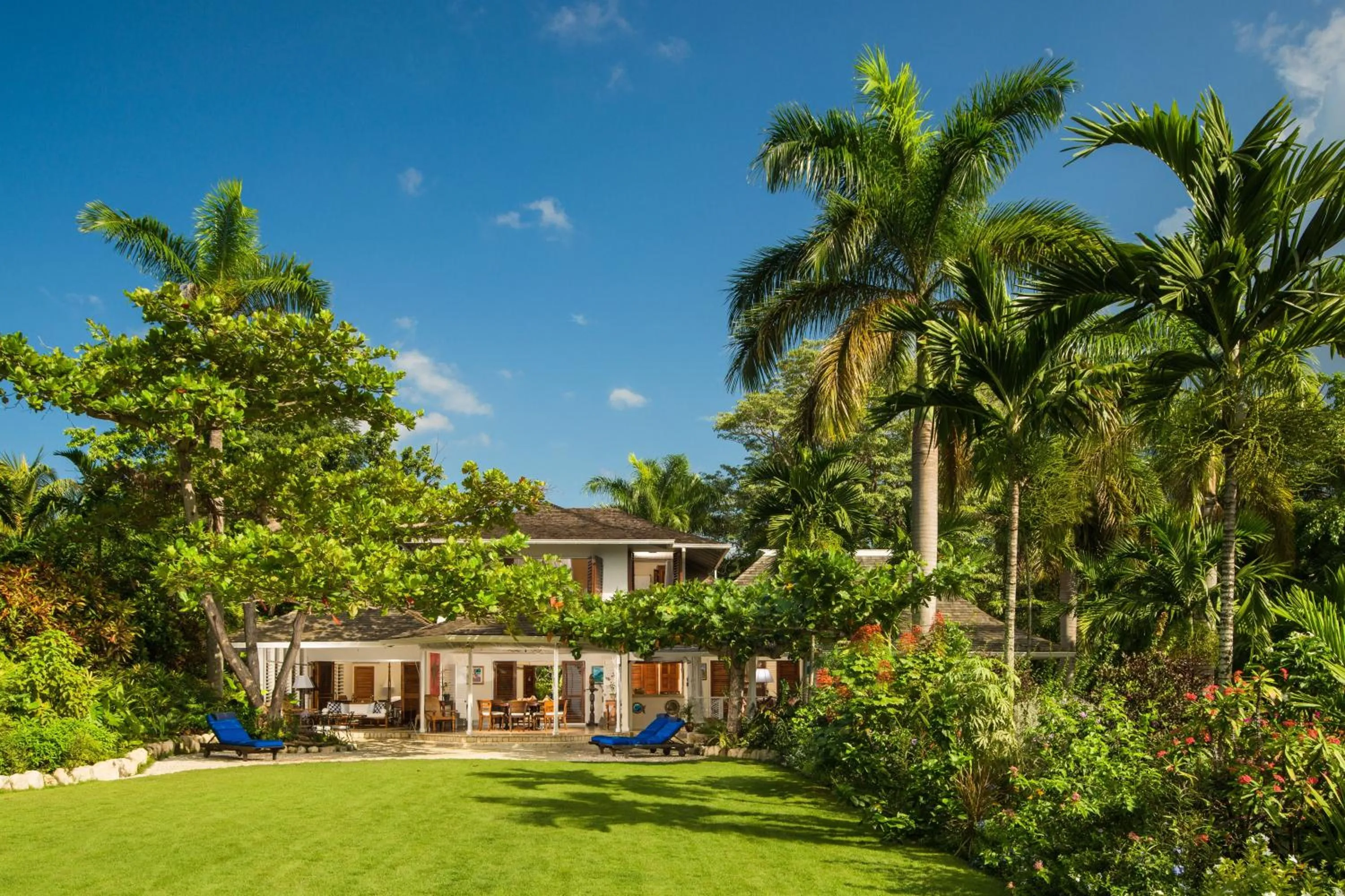 Seating area in Round Hill Hotel & Villas