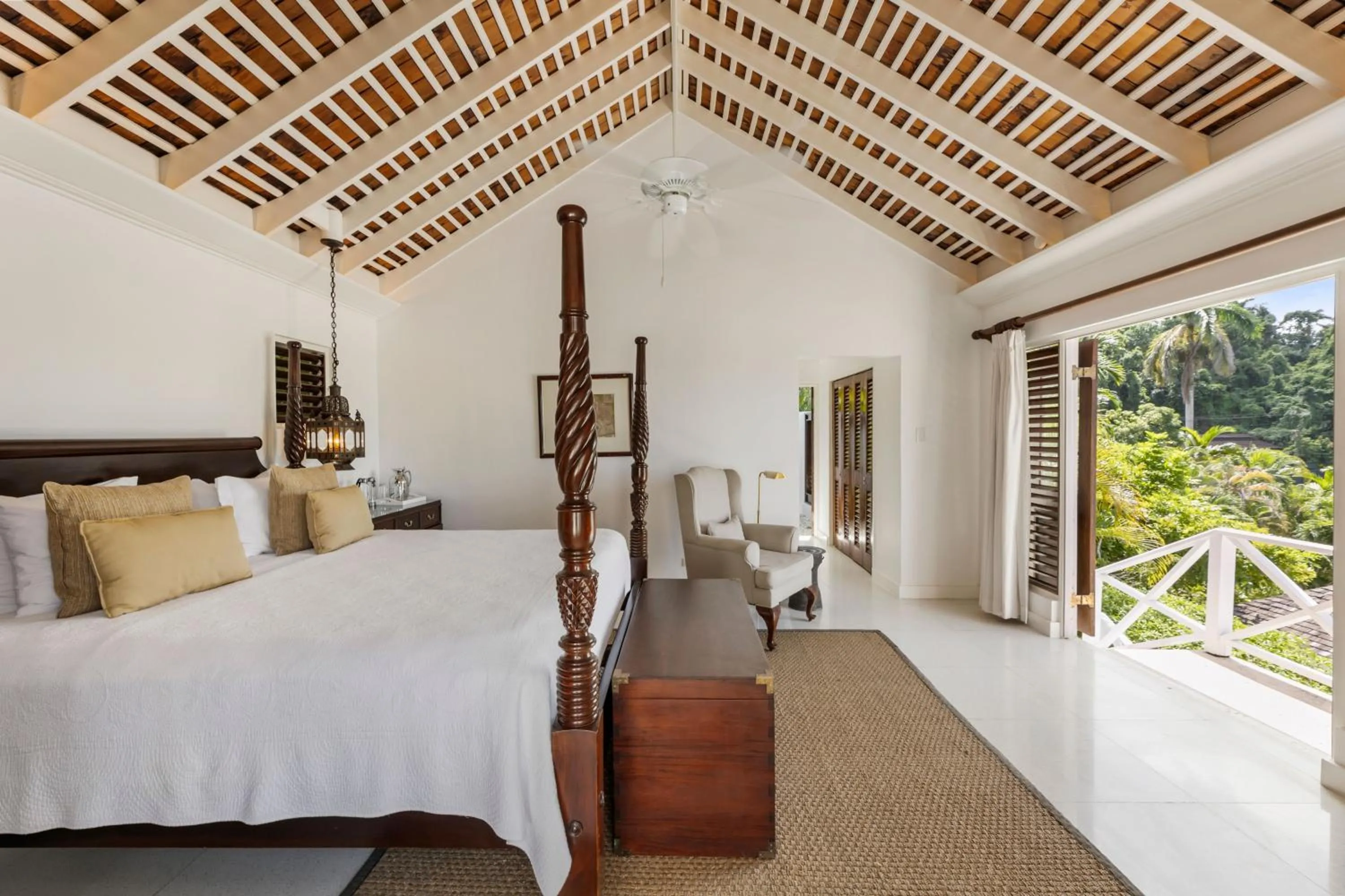 Bedroom, Bed in Round Hill Hotel & Villas