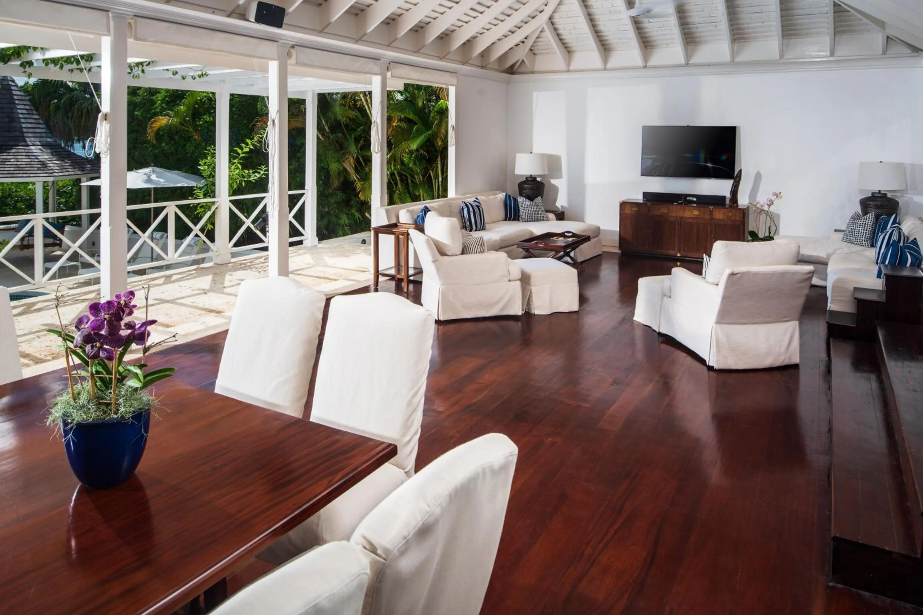 Seating area in Round Hill Hotel & Villas