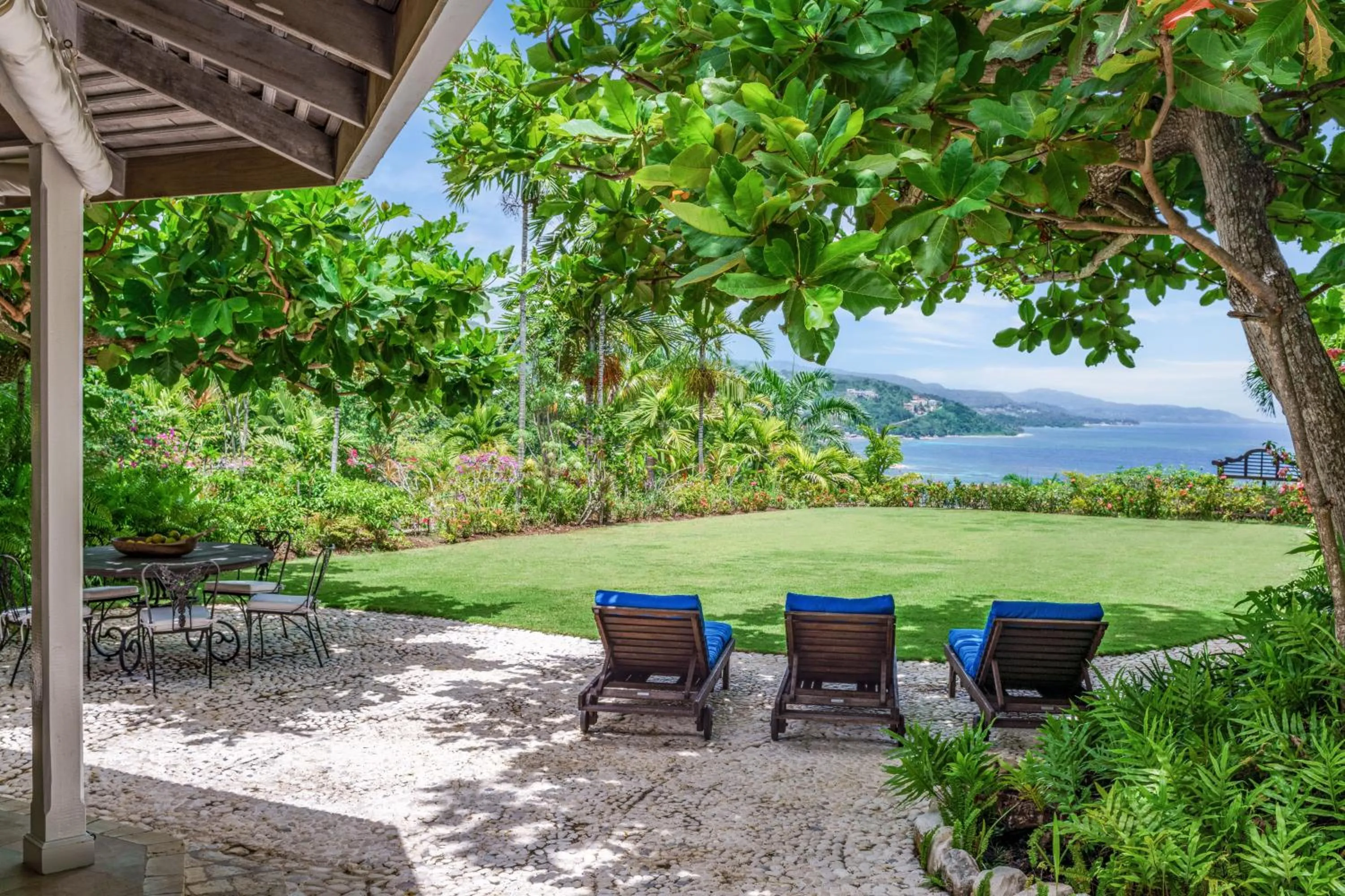 Seating area in Round Hill Hotel & Villas
