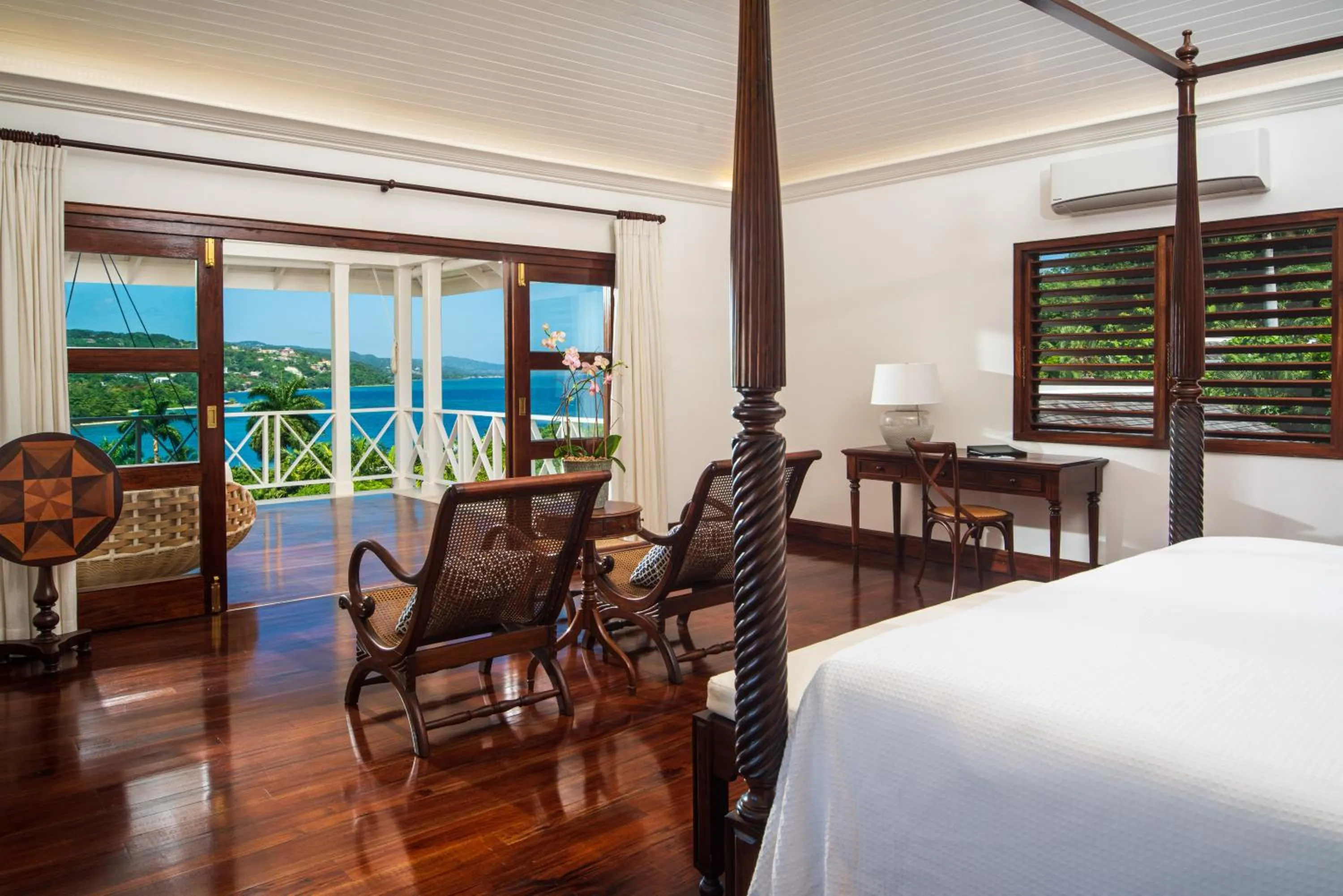 Bedroom, Bed in Round Hill Hotel & Villas