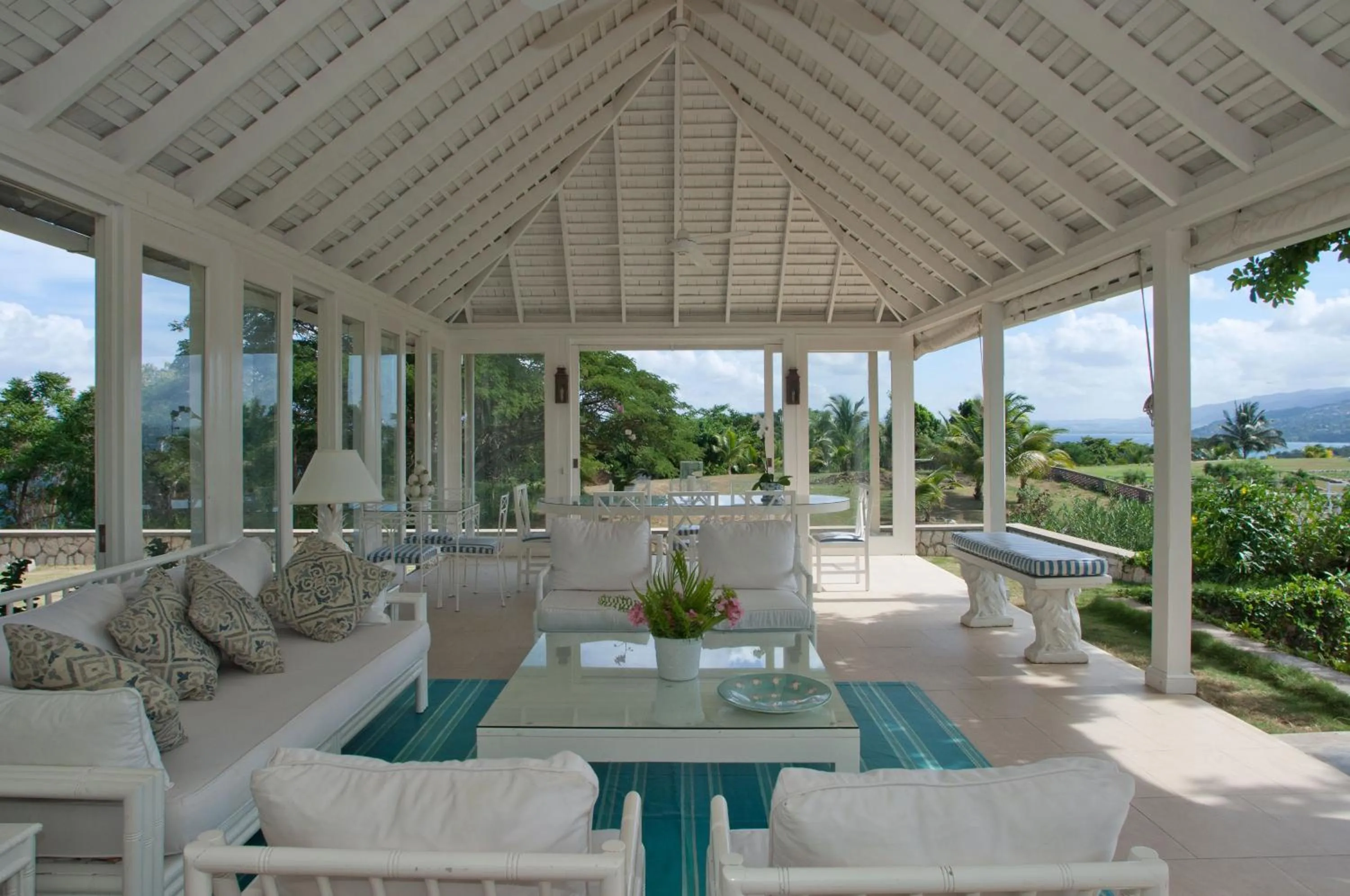 Seating area in Round Hill Hotel & Villas