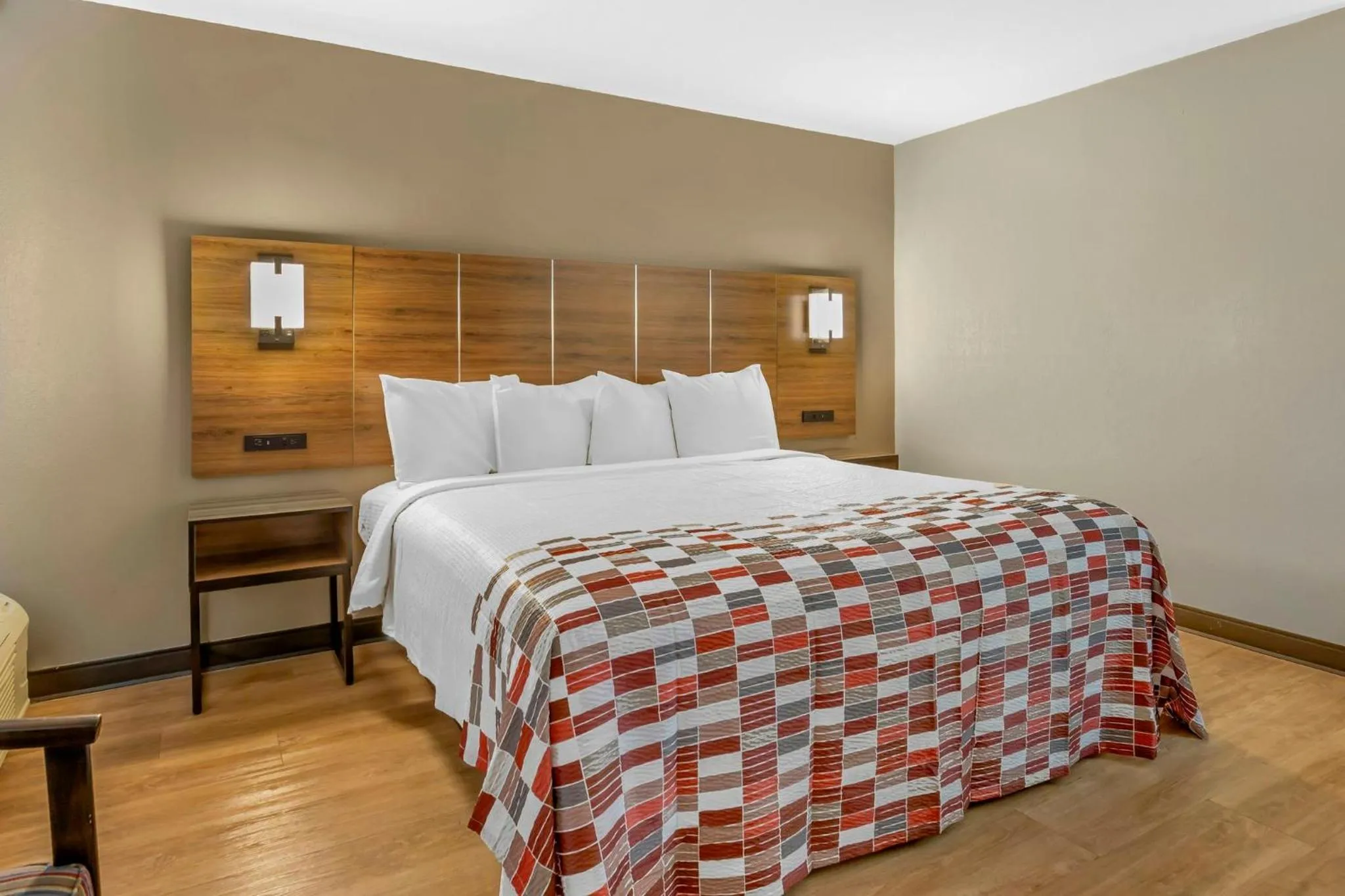 Bedroom, Bed in Red Roof Inn Lumberton