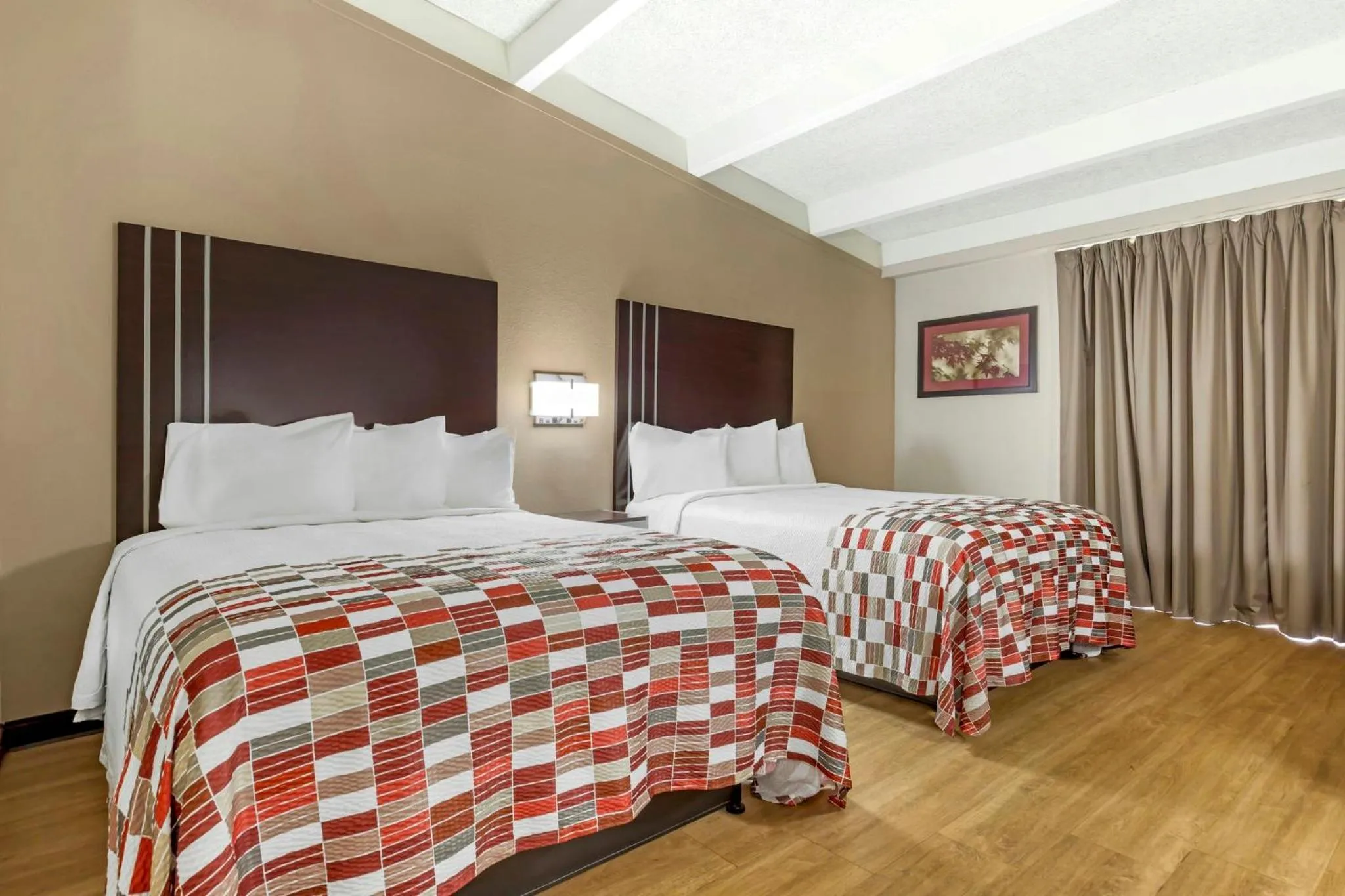 Photo of the whole room, Bed in Red Roof Inn Lumberton