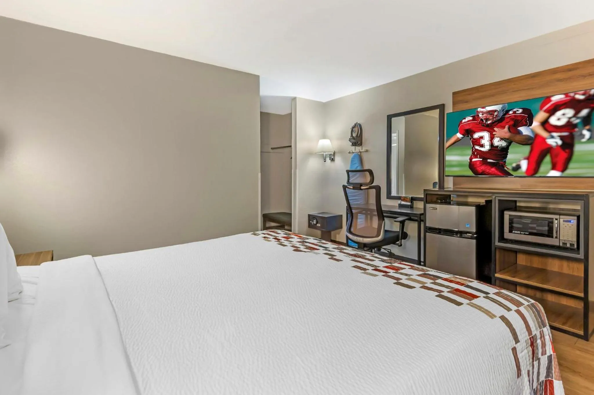 Bedroom, Bed in Red Roof Inn Lumberton