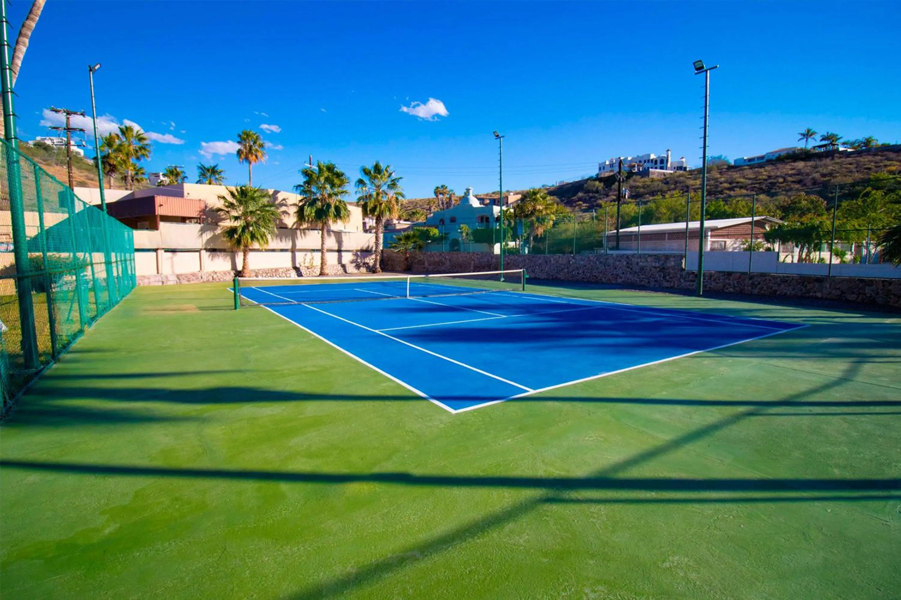 Tennis court in Araiza Palmira Hotel y Centro de Convenciones