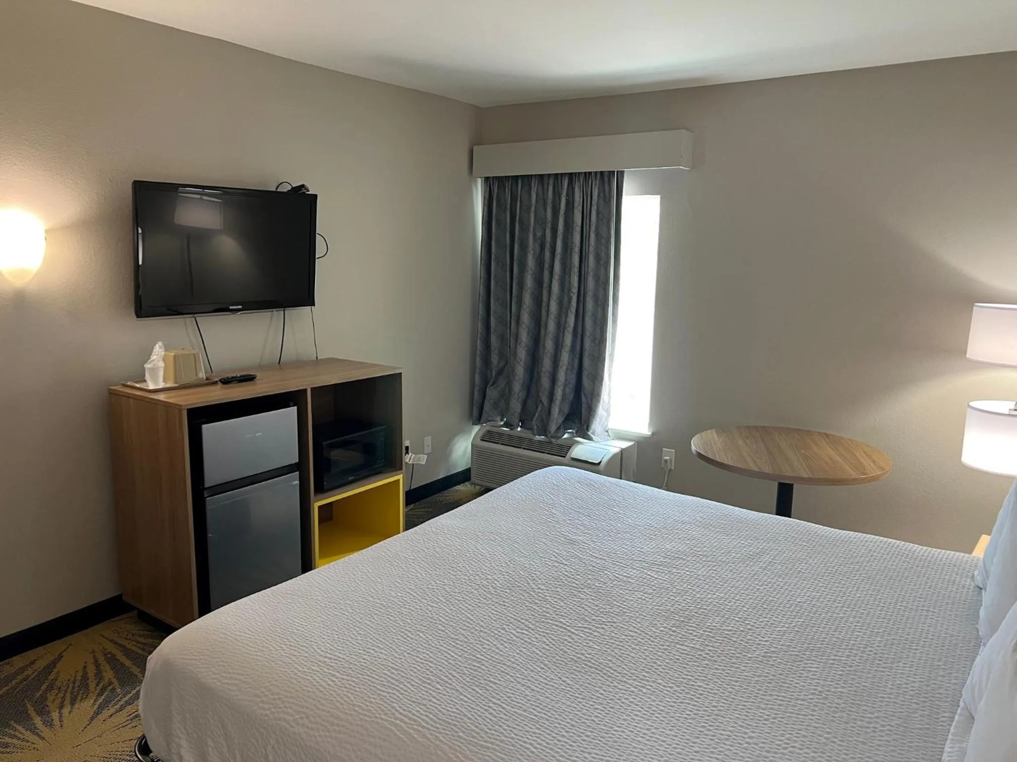 Bedroom, Bed in Days Inn by Wyndham LaPlace- New Orleans