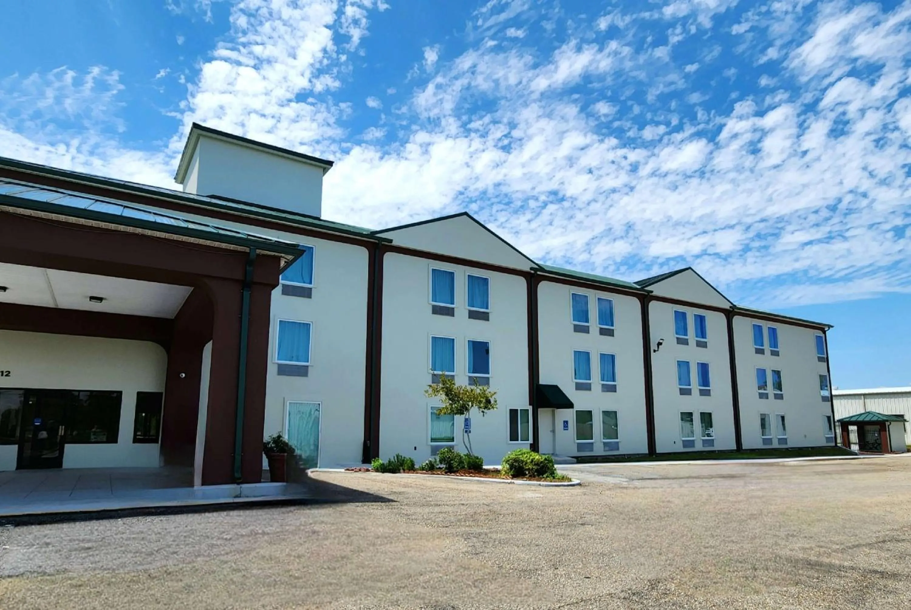 Property building in Days Inn by Wyndham LaPlace- New Orleans