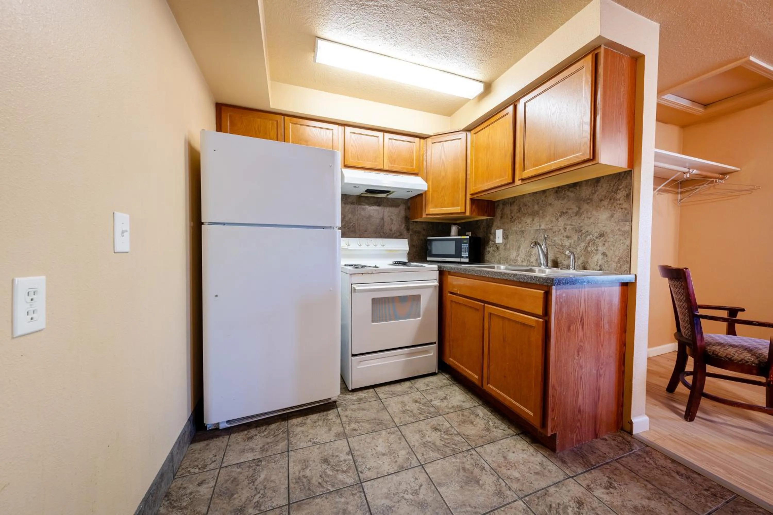 Kitchen or kitchenette in Juniper Motel Madras by Townhouse