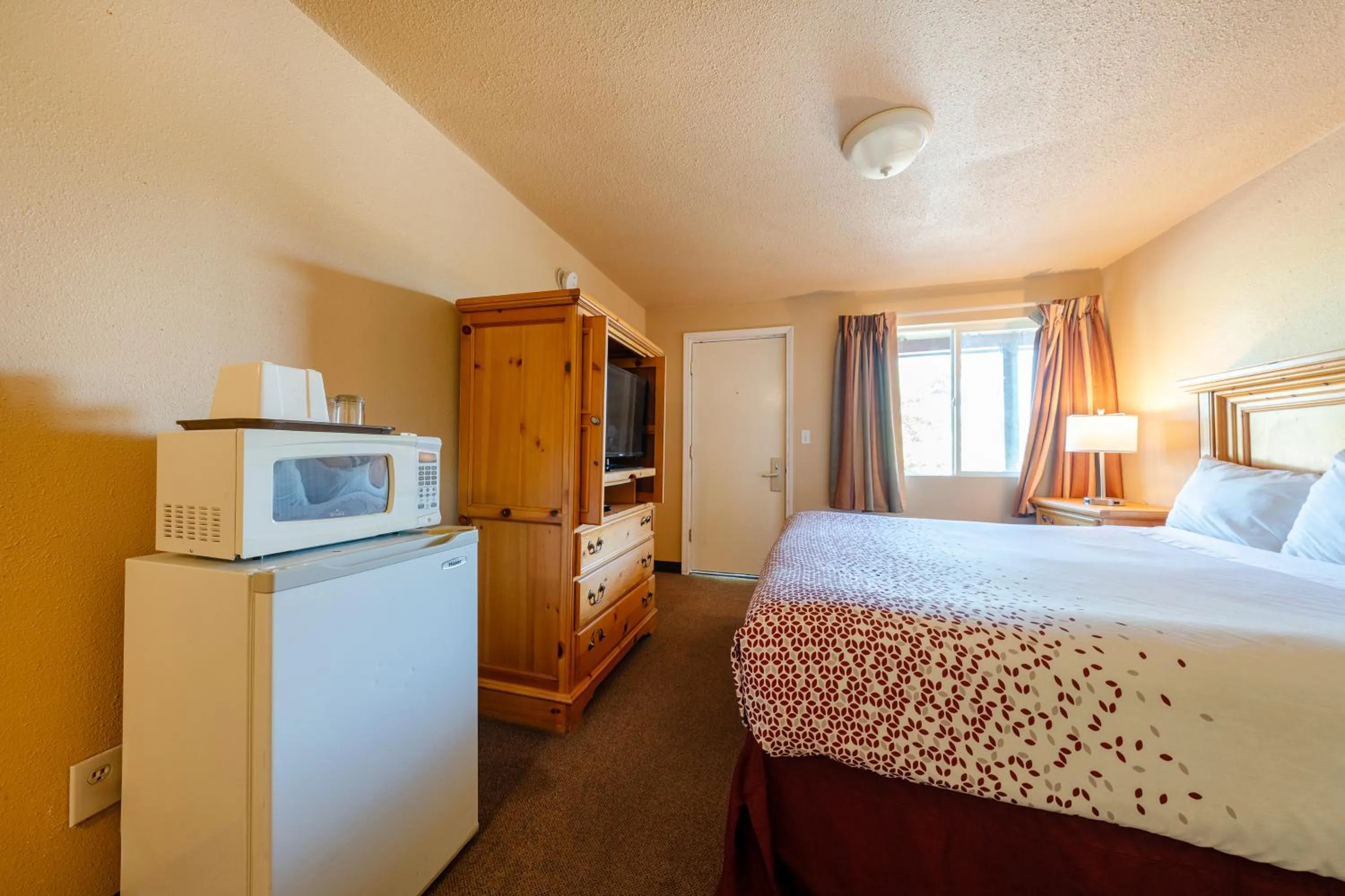 Bedroom, Bed in Juniper Motel Madras by Townhouse