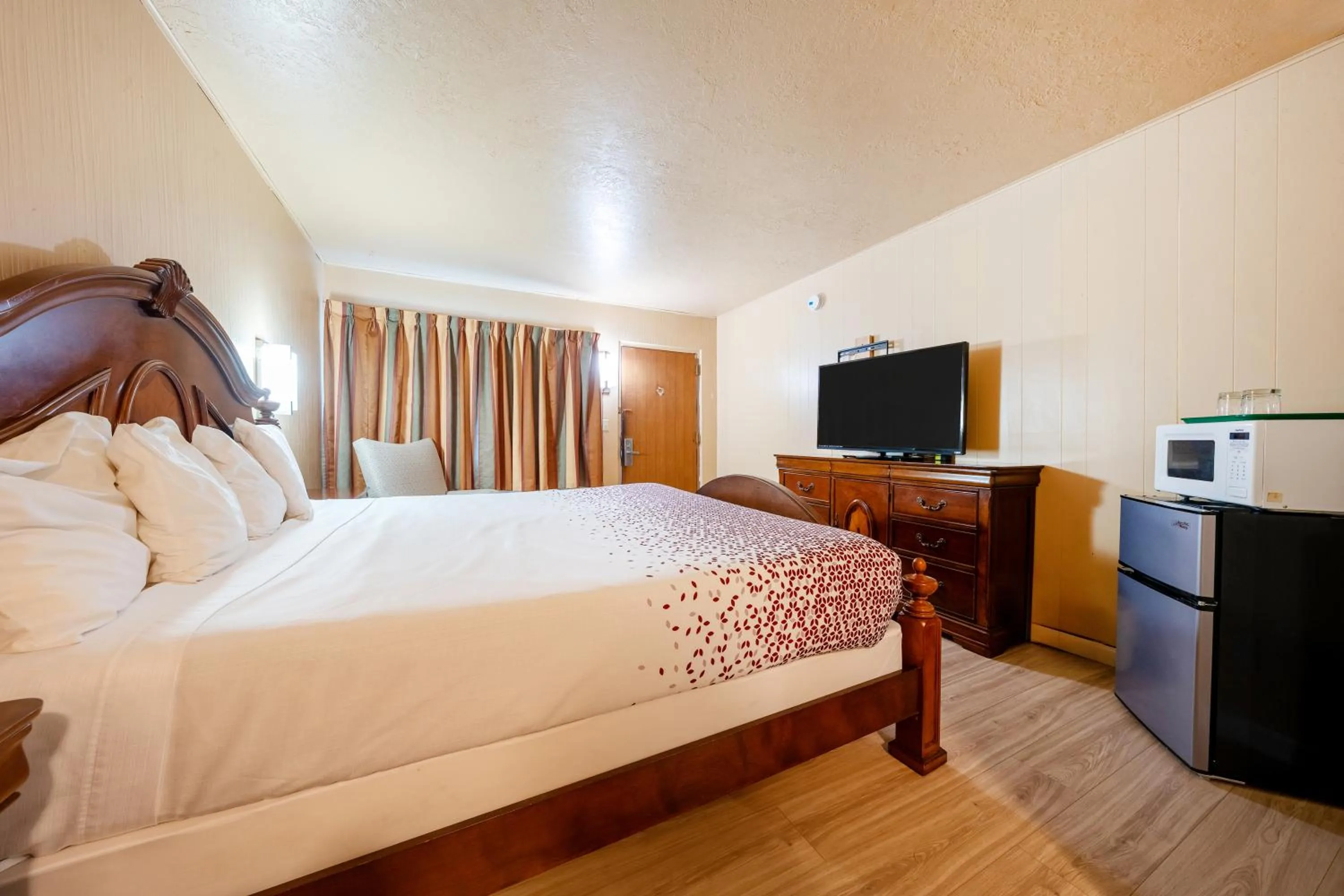 Bedroom, Bed in Juniper Motel Madras by Townhouse