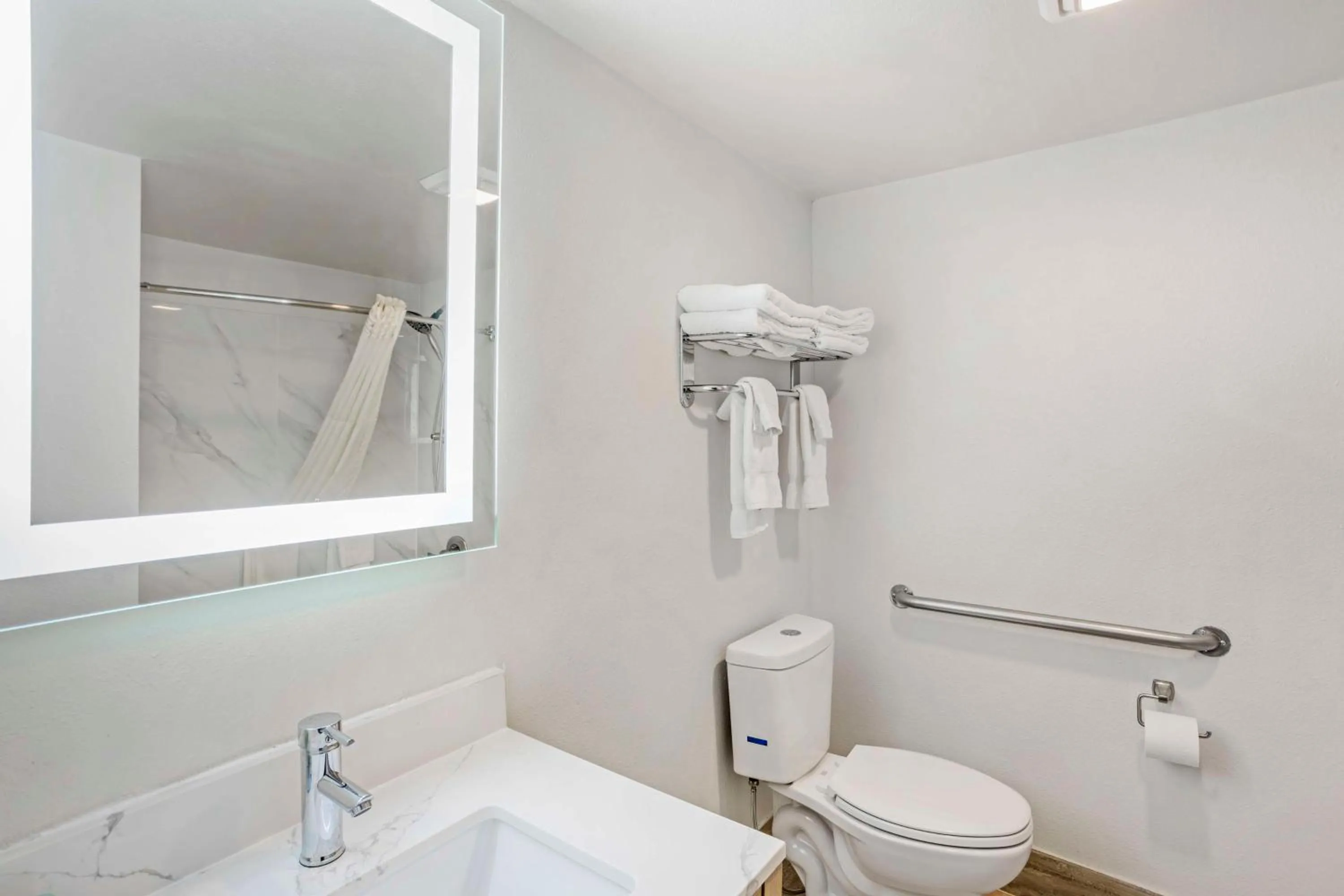 Bedroom in Best Western Westgate Inn