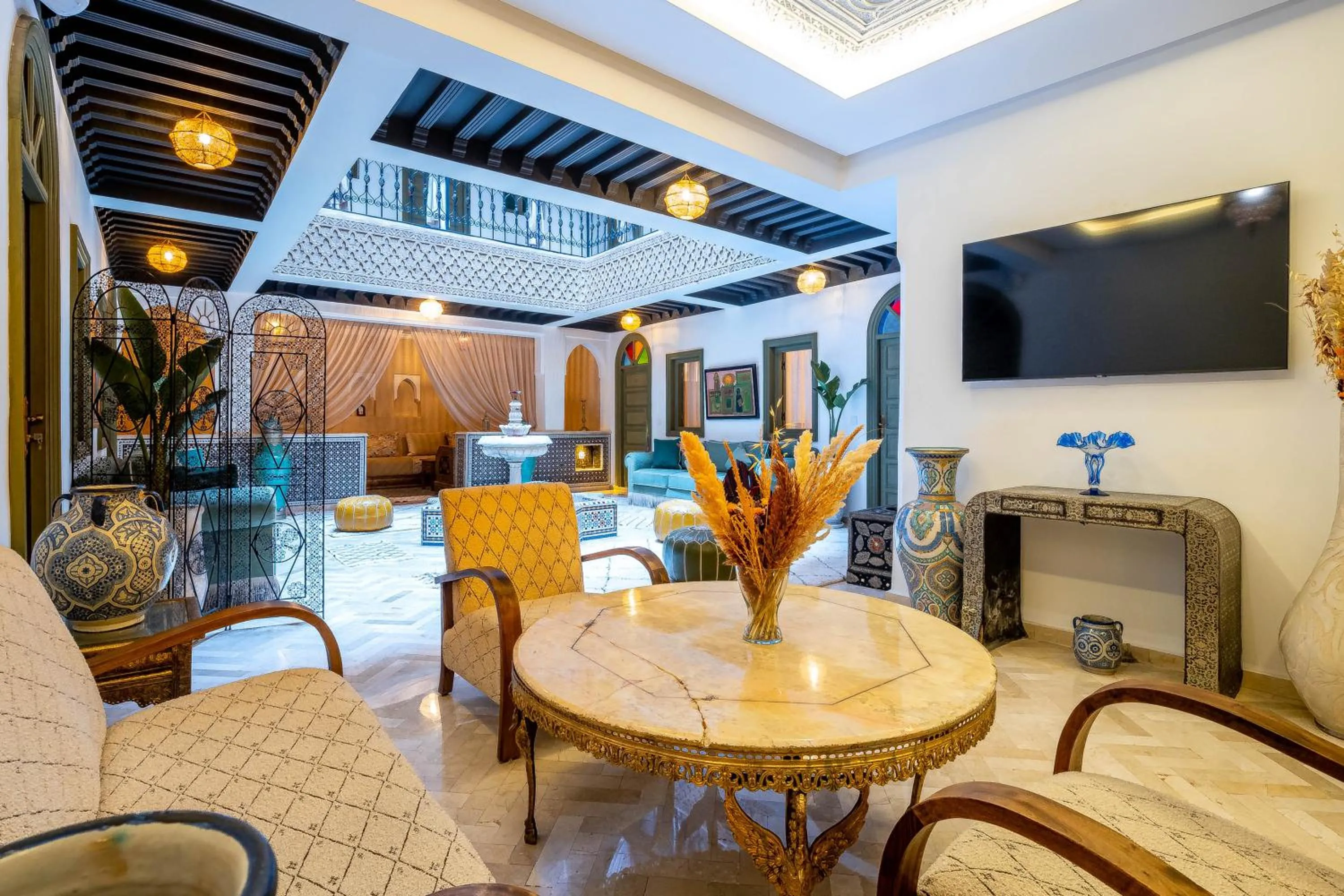 Communal lounge/ TV room in Riad Hamdane Rooftop & SPA