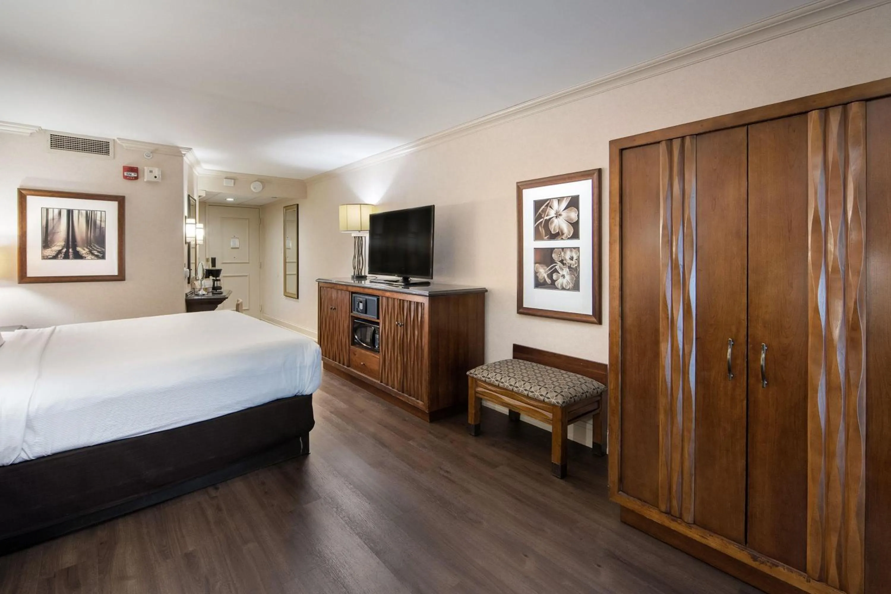 Bedroom, Bed in Eden Resort and Suites, BW Premier Collection