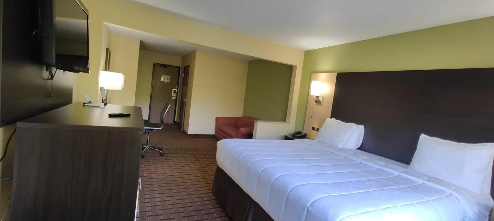 Bed in Quality Inn & Suites Benton Harbor - St Joseph