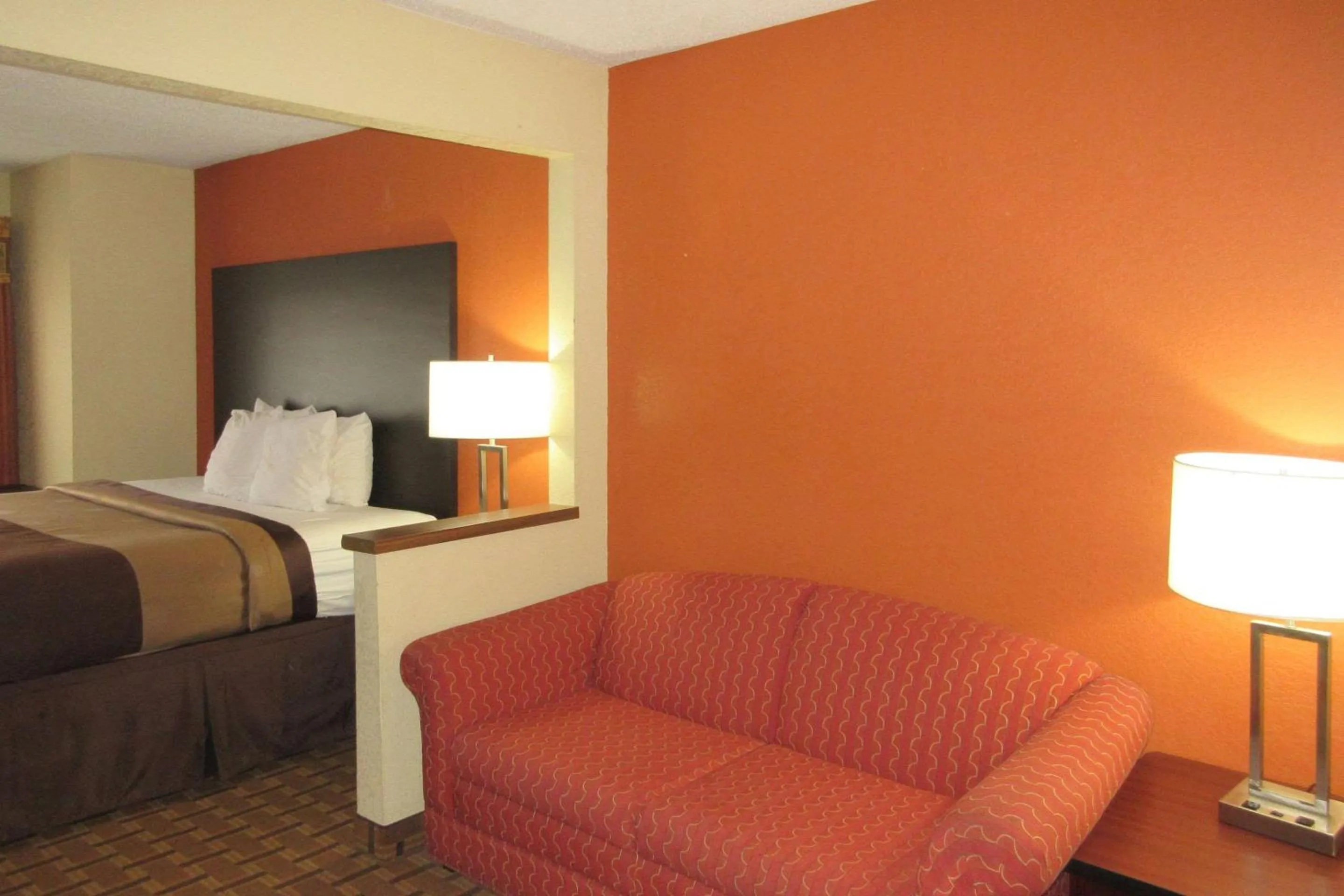 Photo of the whole room, Bed in Quality Inn & Suites Benton Harbor - St Joseph