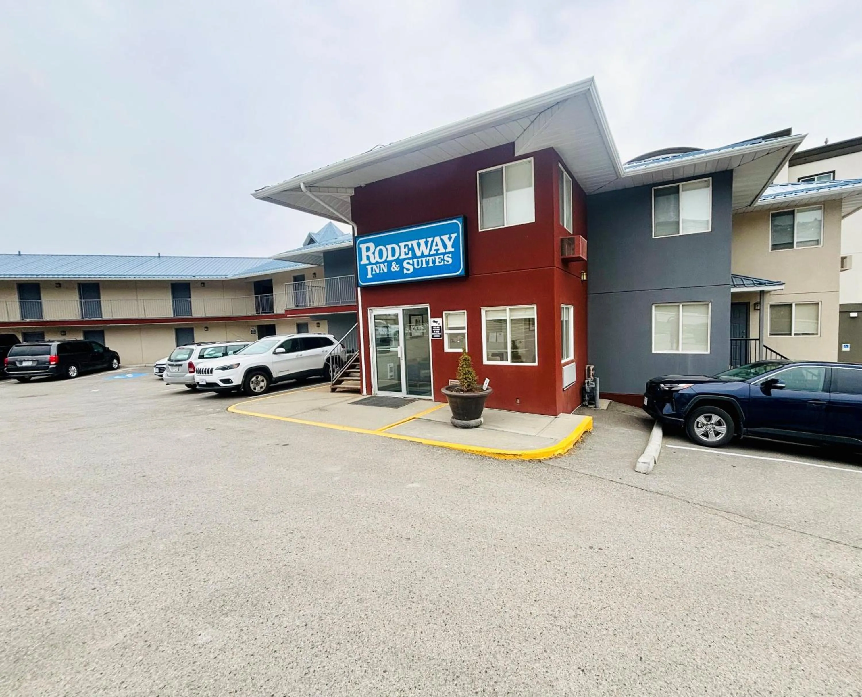Property building in Rodeway Inn & Suites