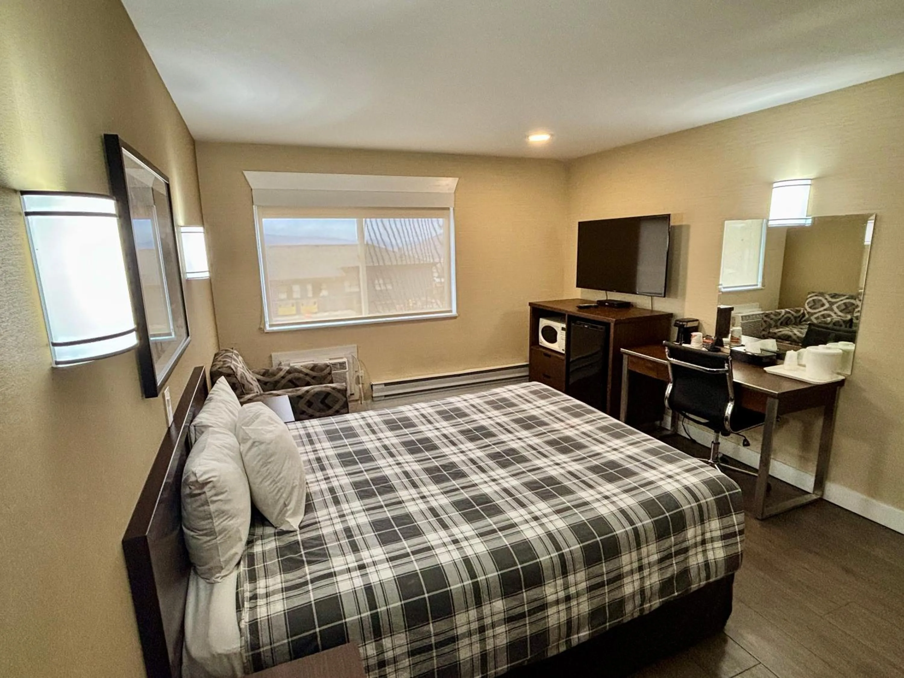 Bed in Rodeway Inn & Suites