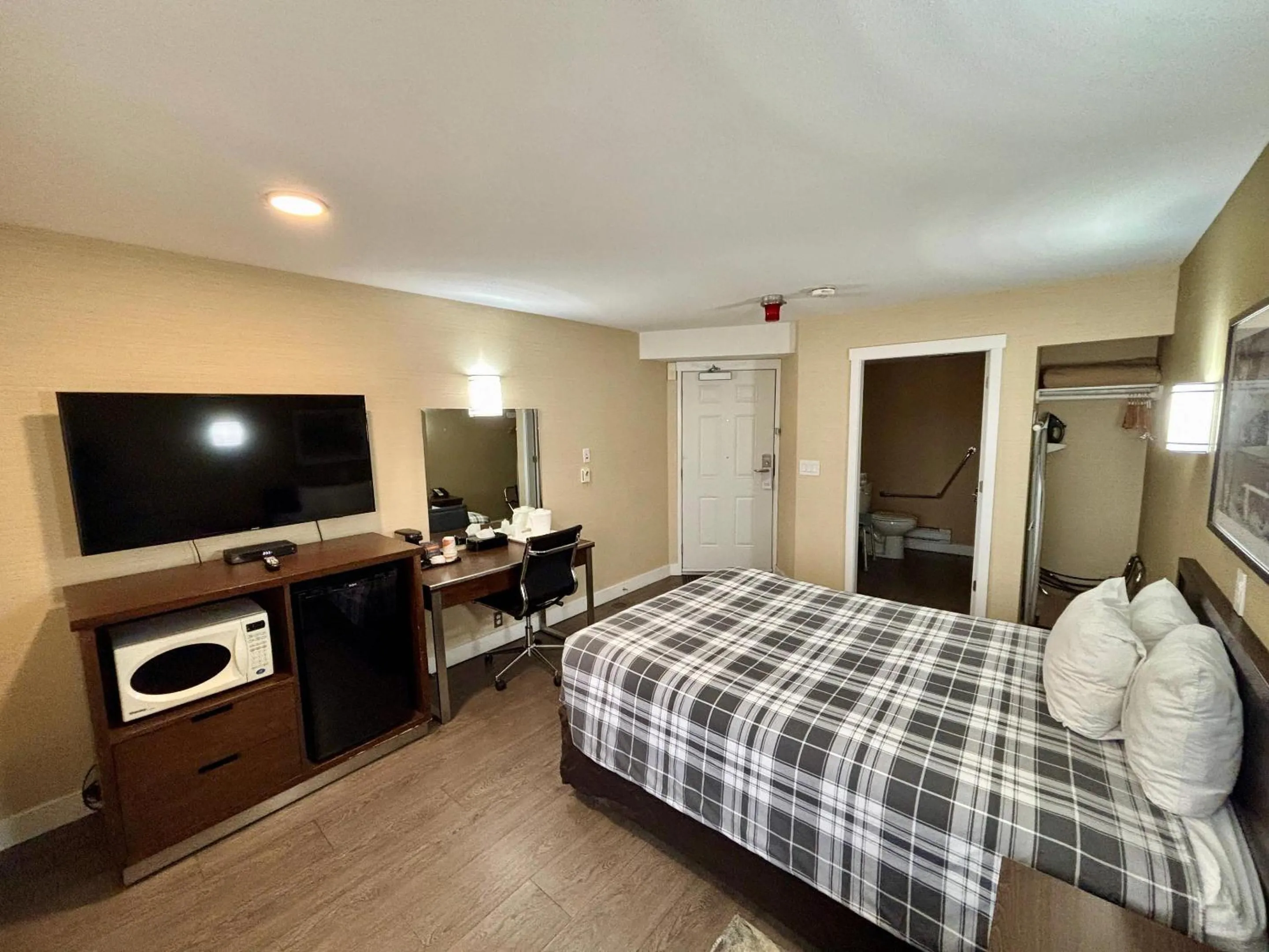 Bedroom, Bed in Rodeway Inn & Suites