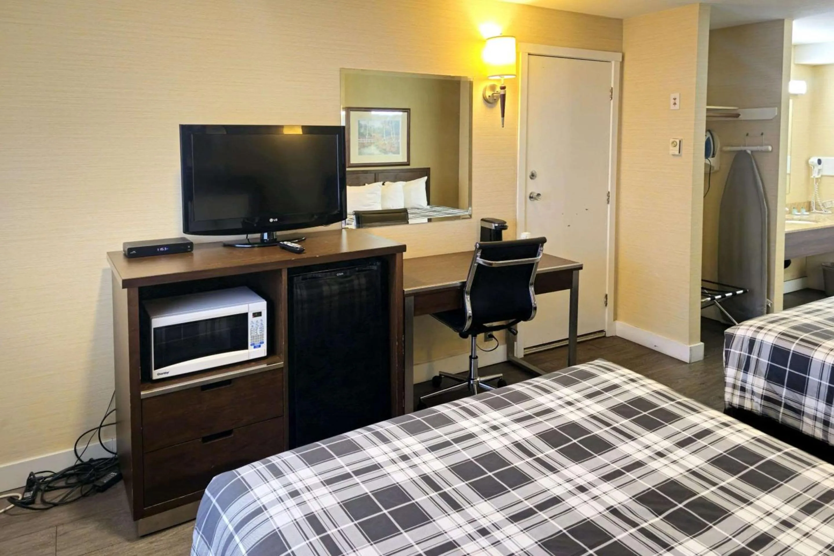 Bedroom, Bed in Rodeway Inn & Suites