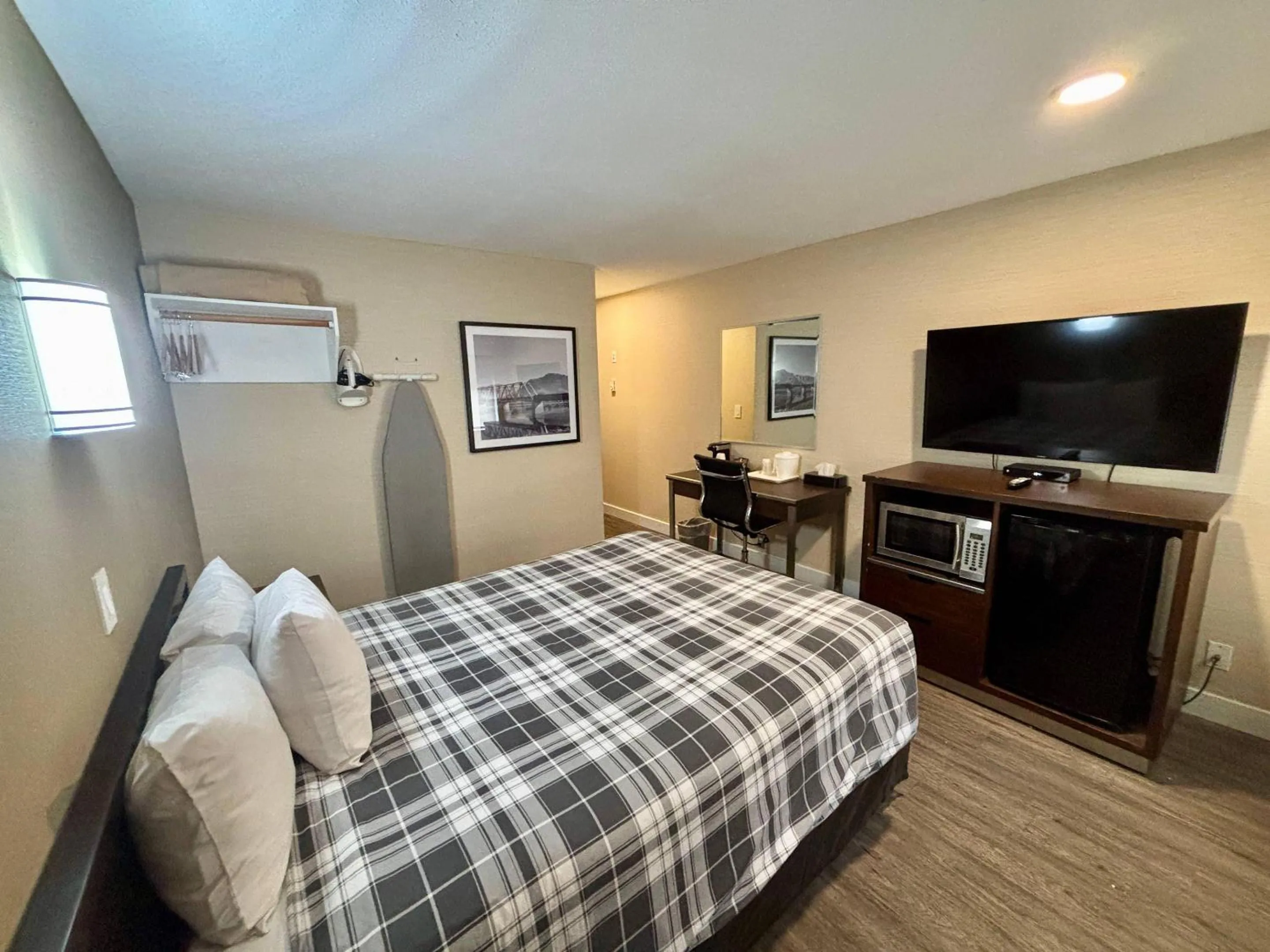 Bedroom, Bed in Rodeway Inn & Suites