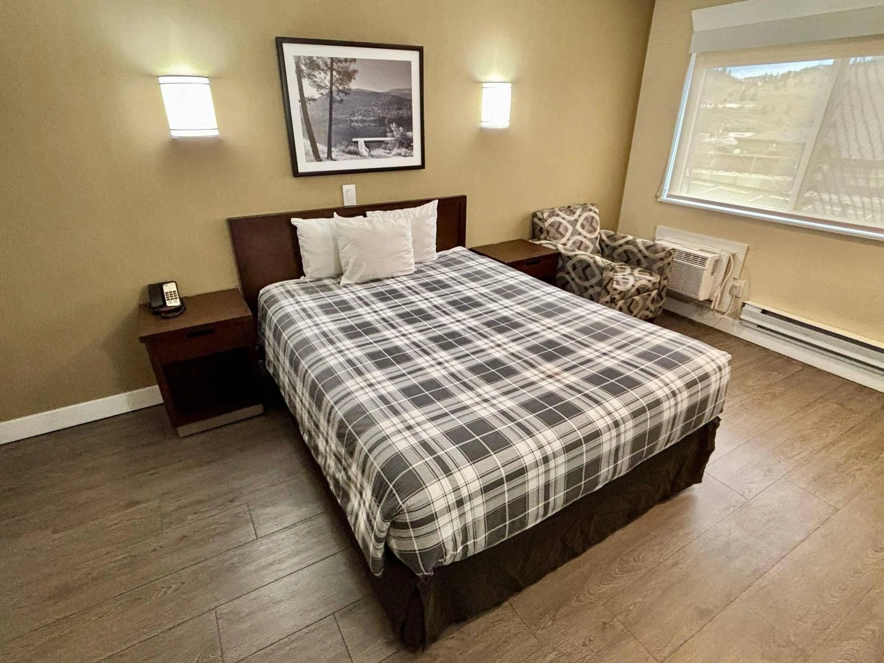 Bedroom, Bed in Rodeway Inn & Suites