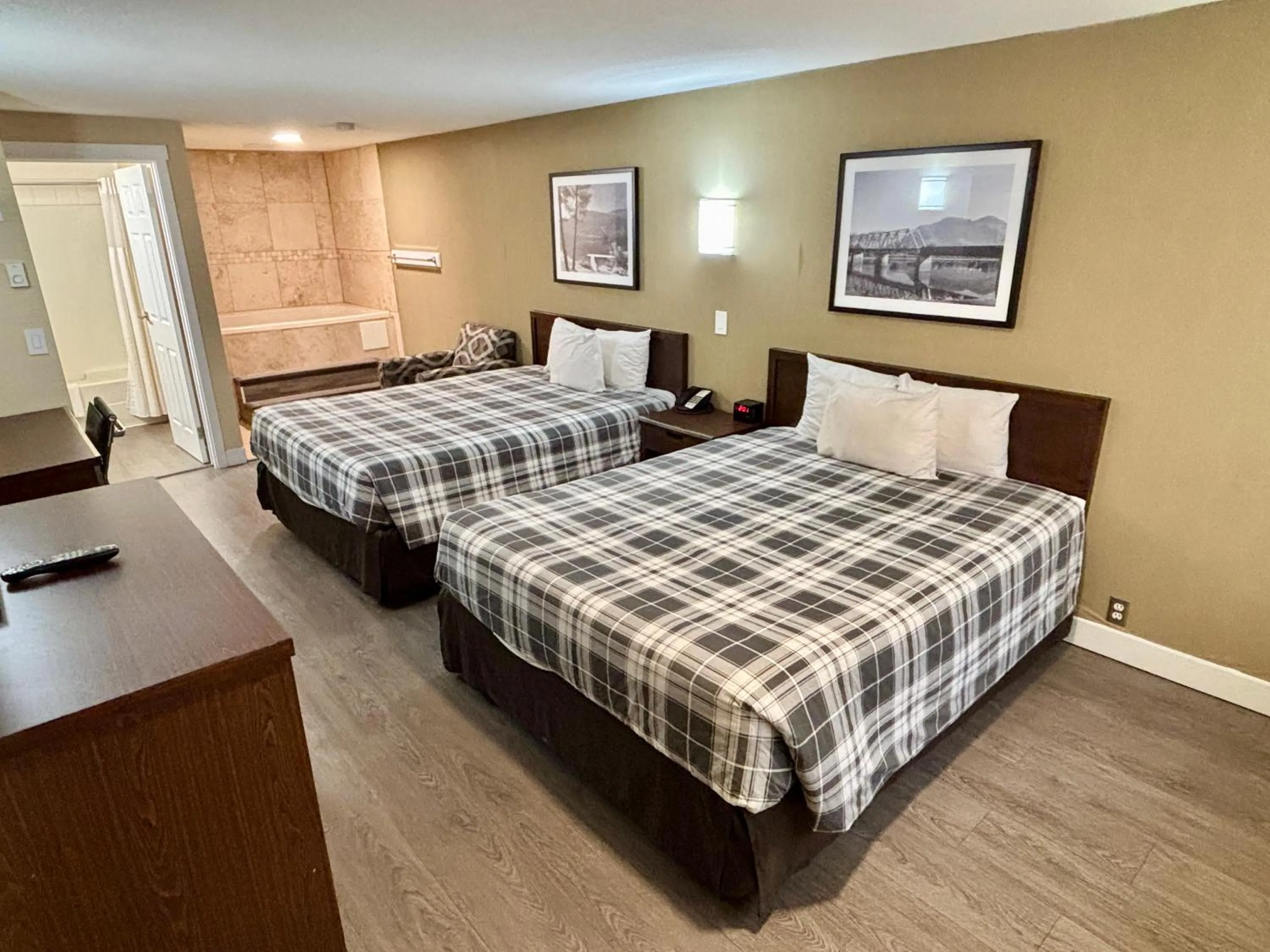Bed in Rodeway Inn & Suites