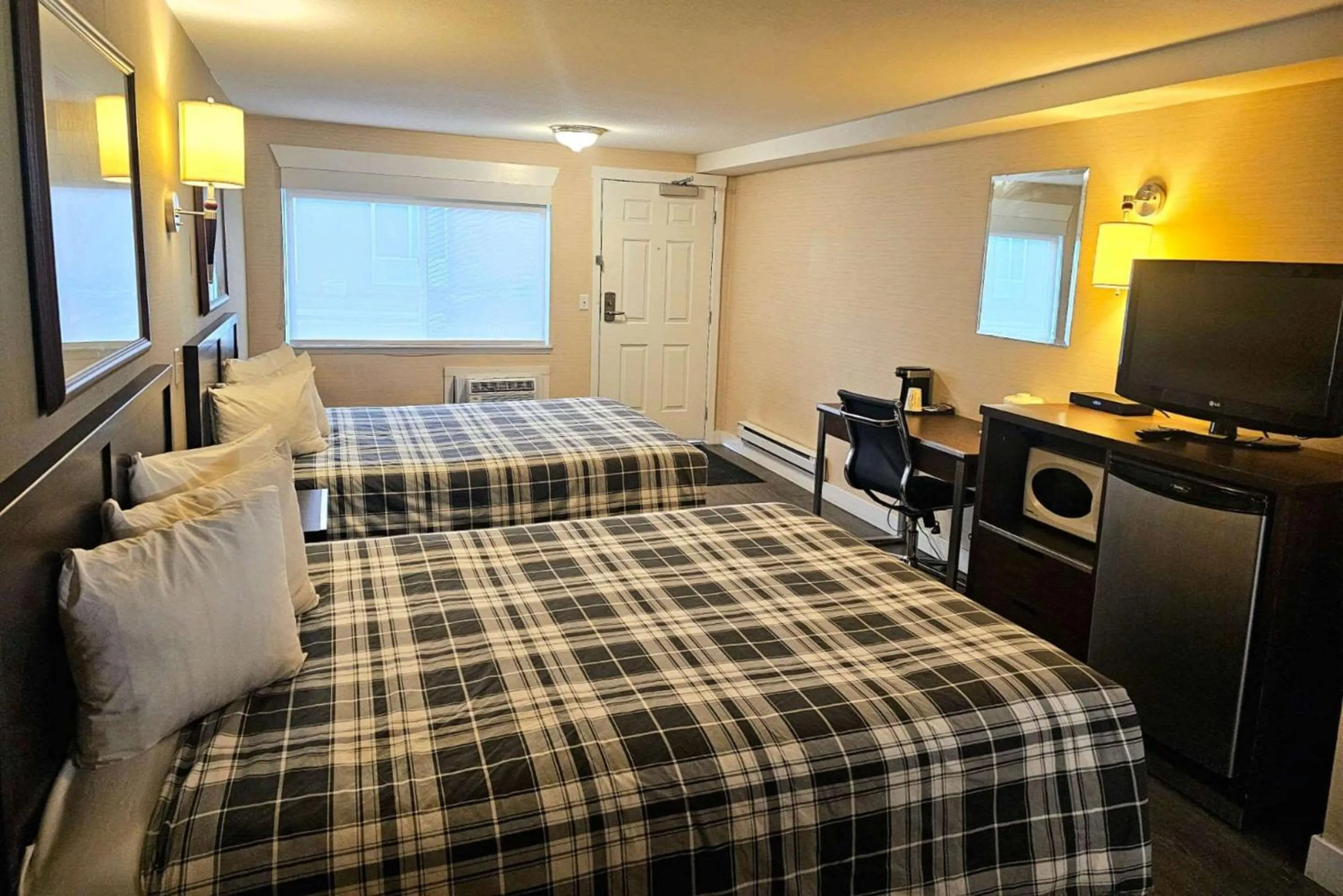 Bedroom, Bed in Rodeway Inn & Suites