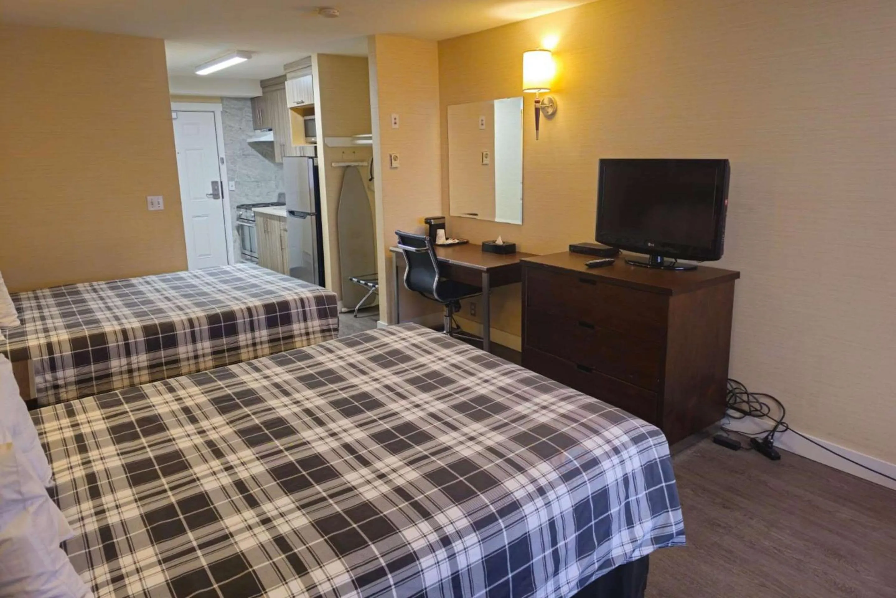 Bedroom, Bed in Rodeway Inn & Suites