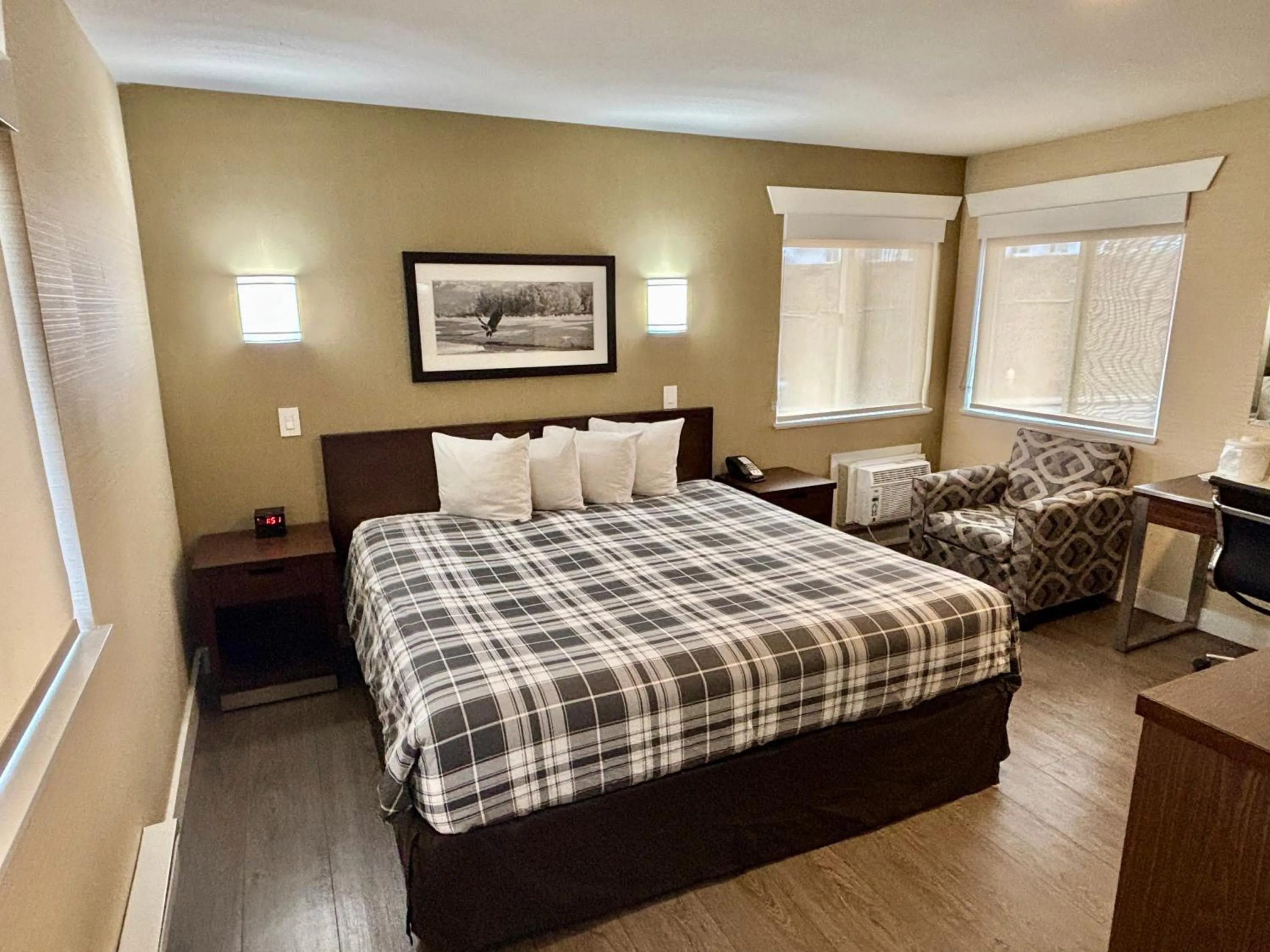 Bed in Rodeway Inn & Suites