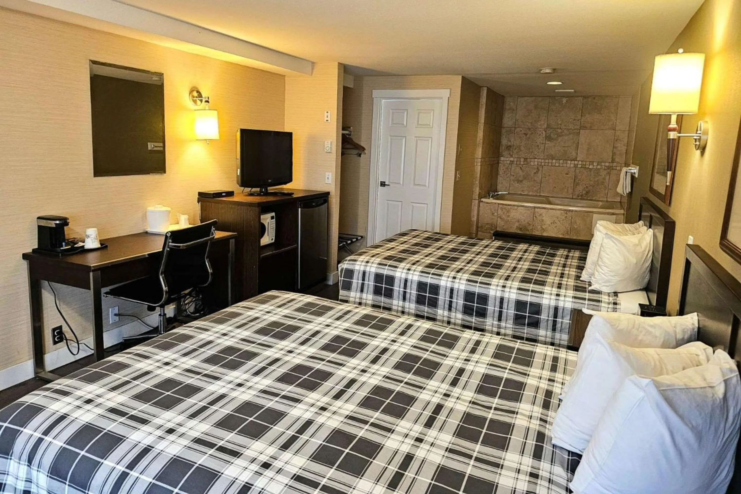 Bedroom, Bed in Rodeway Inn & Suites