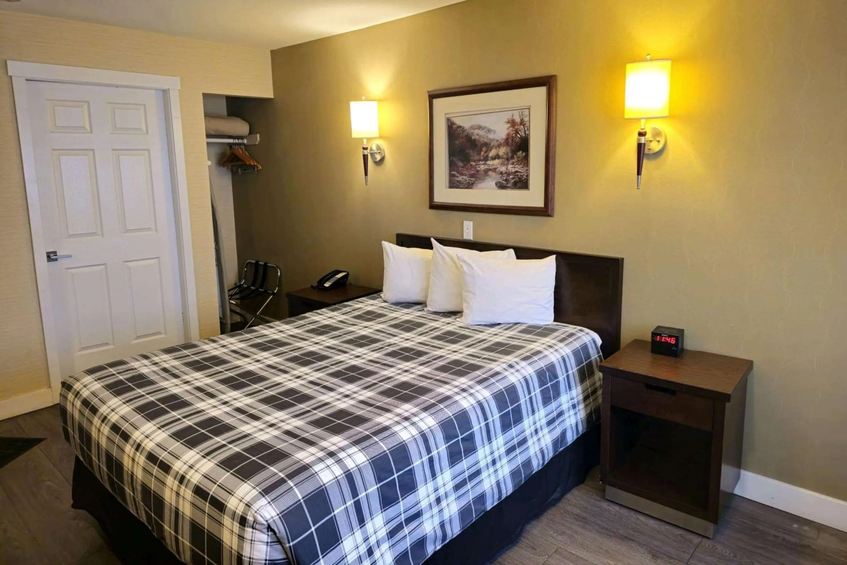 Bedroom, Bed in Rodeway Inn & Suites