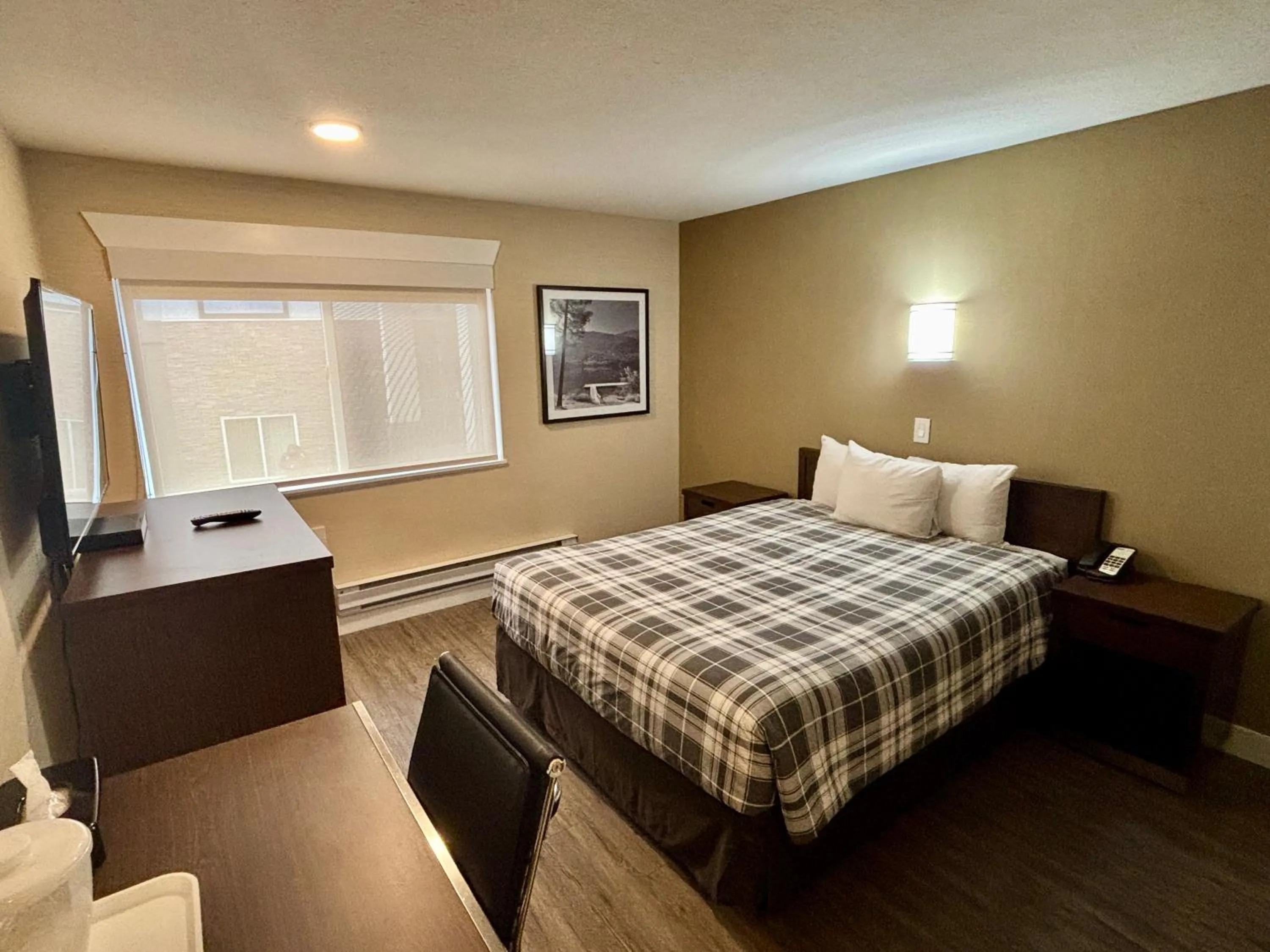 Bed in Rodeway Inn & Suites