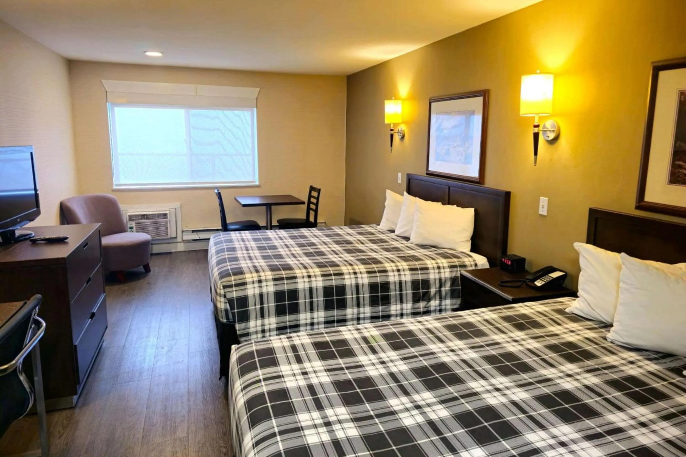 Bedroom, Bed in Rodeway Inn & Suites