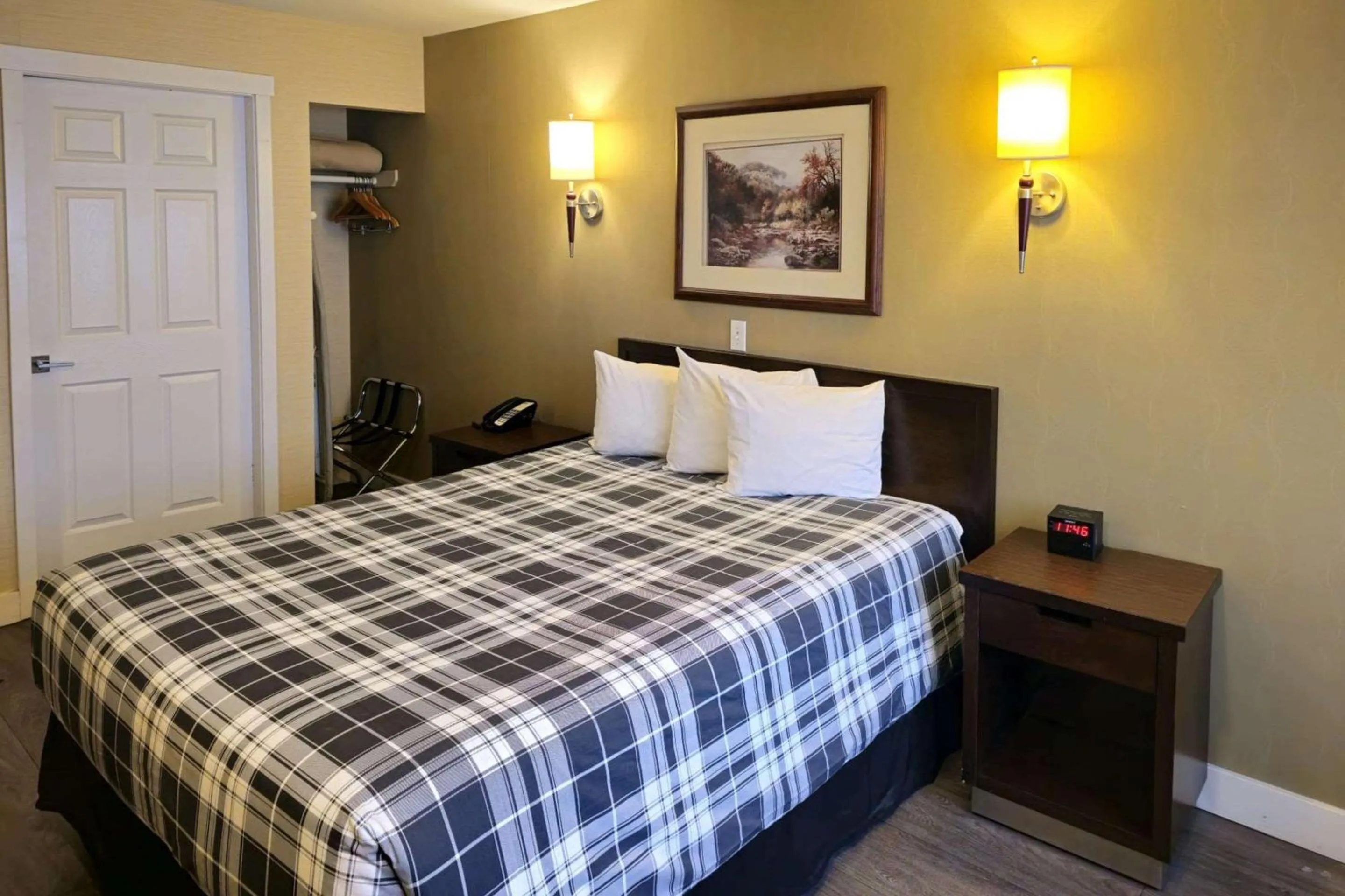Bedroom, Bed in Rodeway Inn & Suites